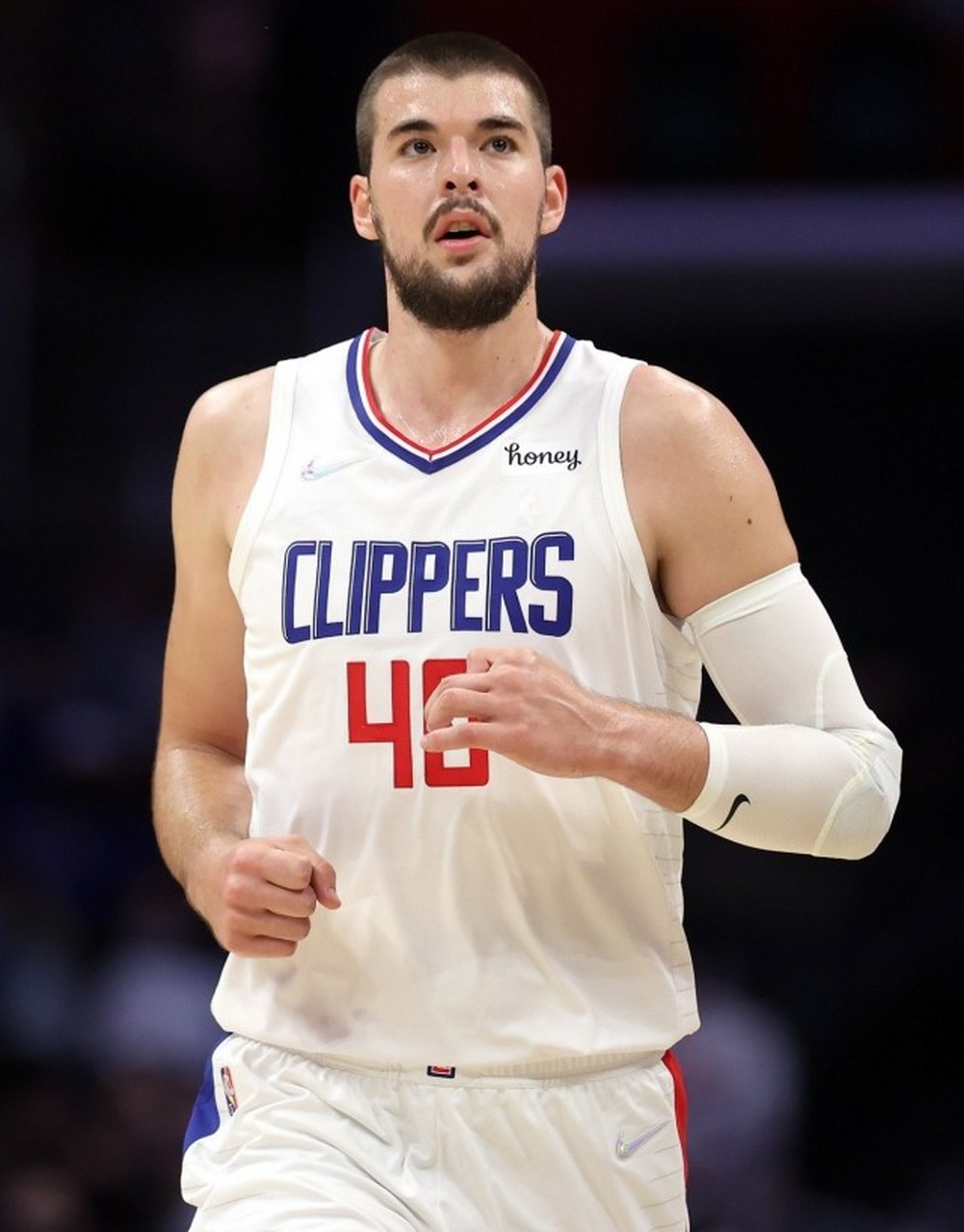 在明天对决湖人之前,快船中锋称洛杉矶是一座laker town(湖人之城).