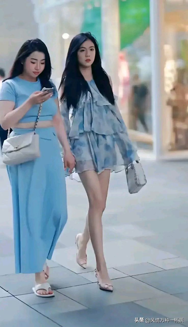 8的女孩和闺蜜 手牵手逛街,吸引了众多路人的的目光.
