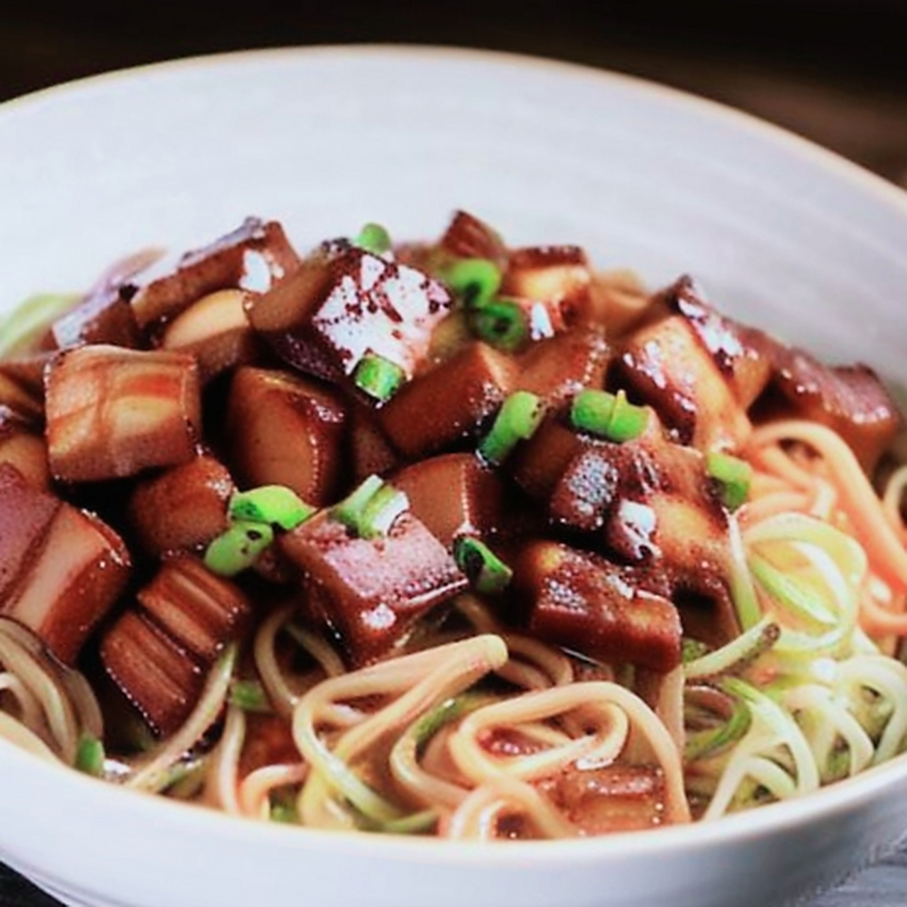 红烧肉面条的搞笑故事  人物:顾客(甲),服务员(乙)  甲:(点菜)服务员