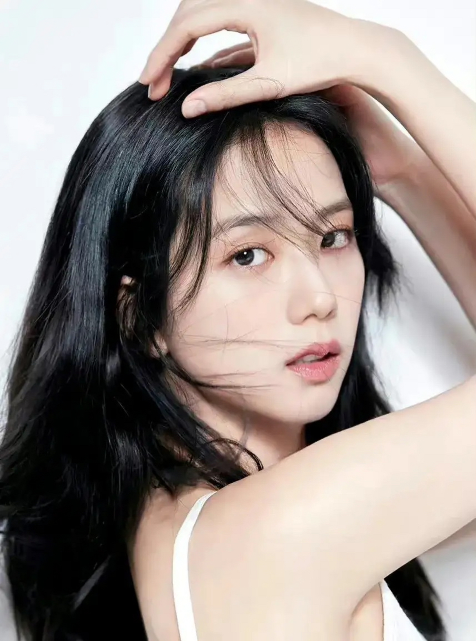 8月3日,金智秀和韩国演员安普贤的恋情冲爆热搜.