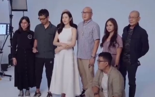 组图：孙艺珍怀孕四个月近照曝光肚子凸起明显用手护宝宝