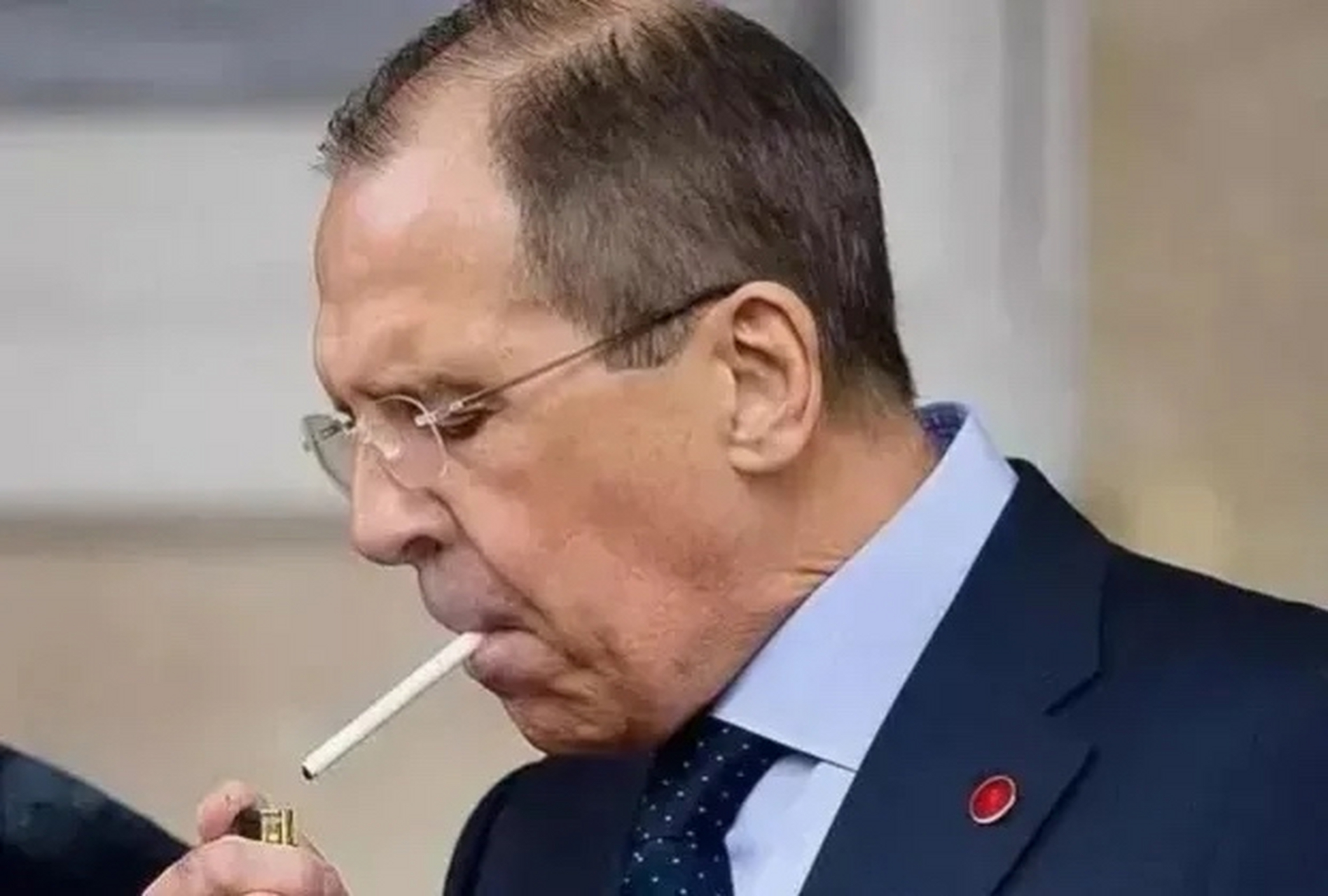 俄外长拉夫罗夫在联合国大会上抽烟的动作 打破虚伪