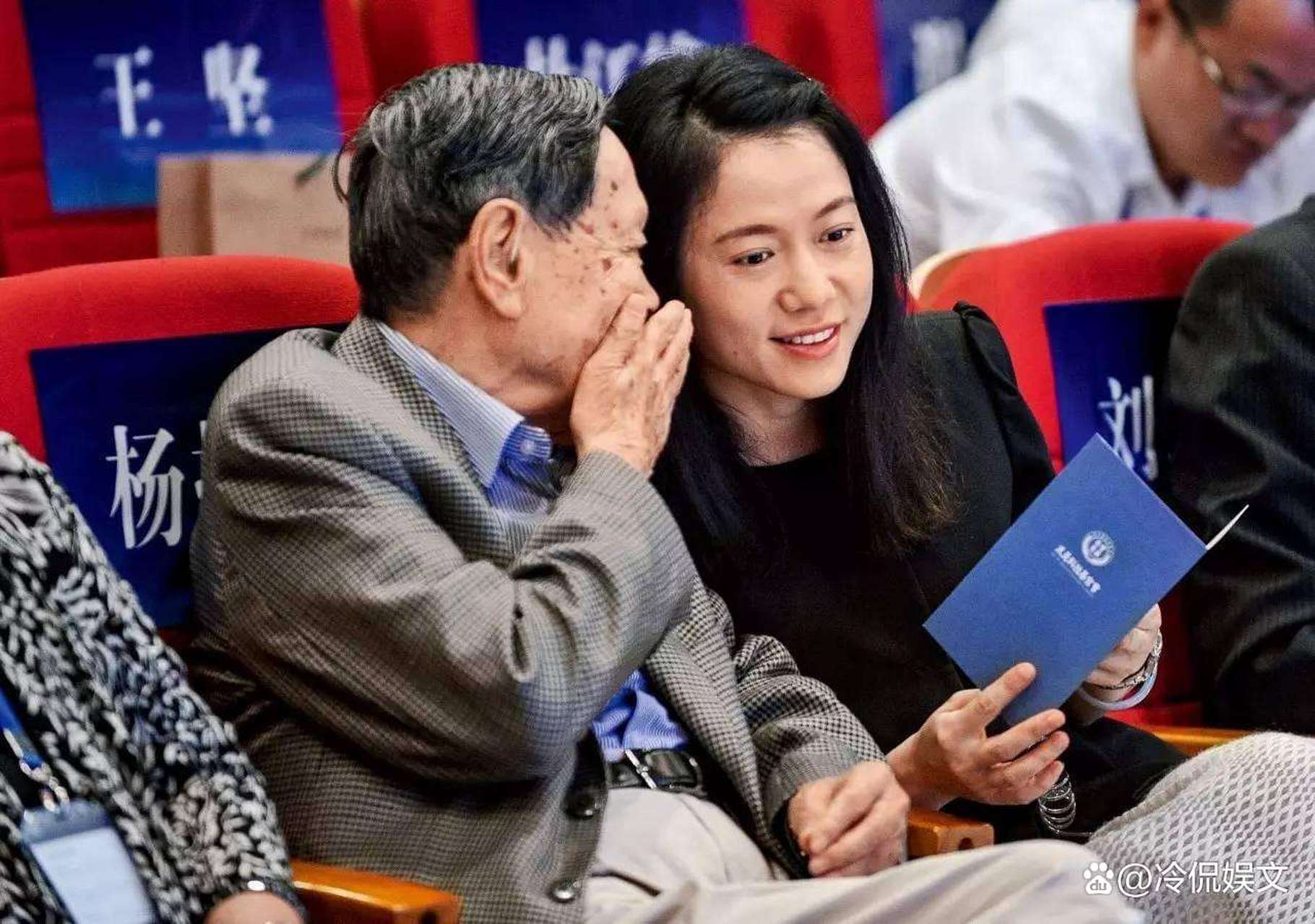 振宁和他的妻子翁帆第一次相识在华人物理大会上,当时杨振宁的第胰挝