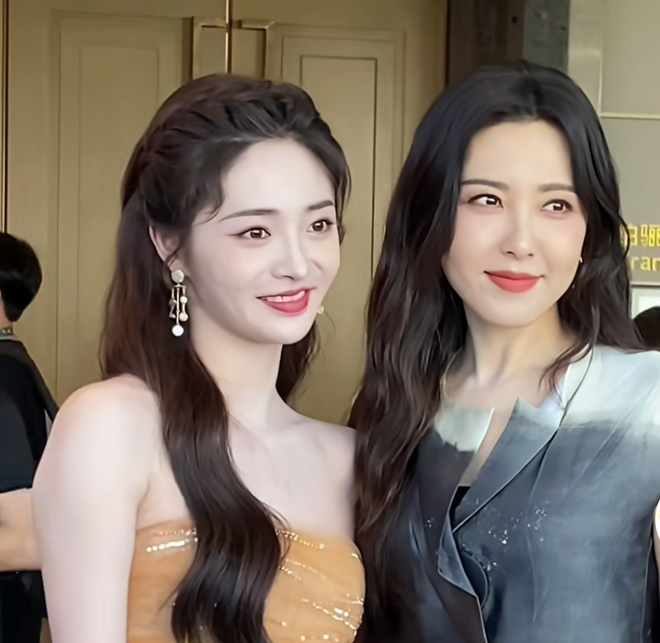 曾黎亮相晚会活动,和晚辈合影美貌碾压,正经科班出身的专业演员外形就