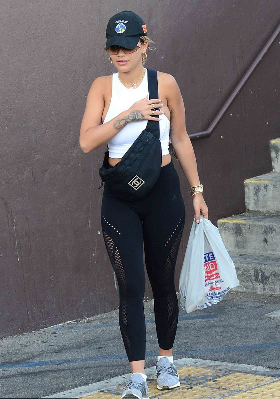 出现在街头的英国歌手瑞塔·奥拉(rita ora).