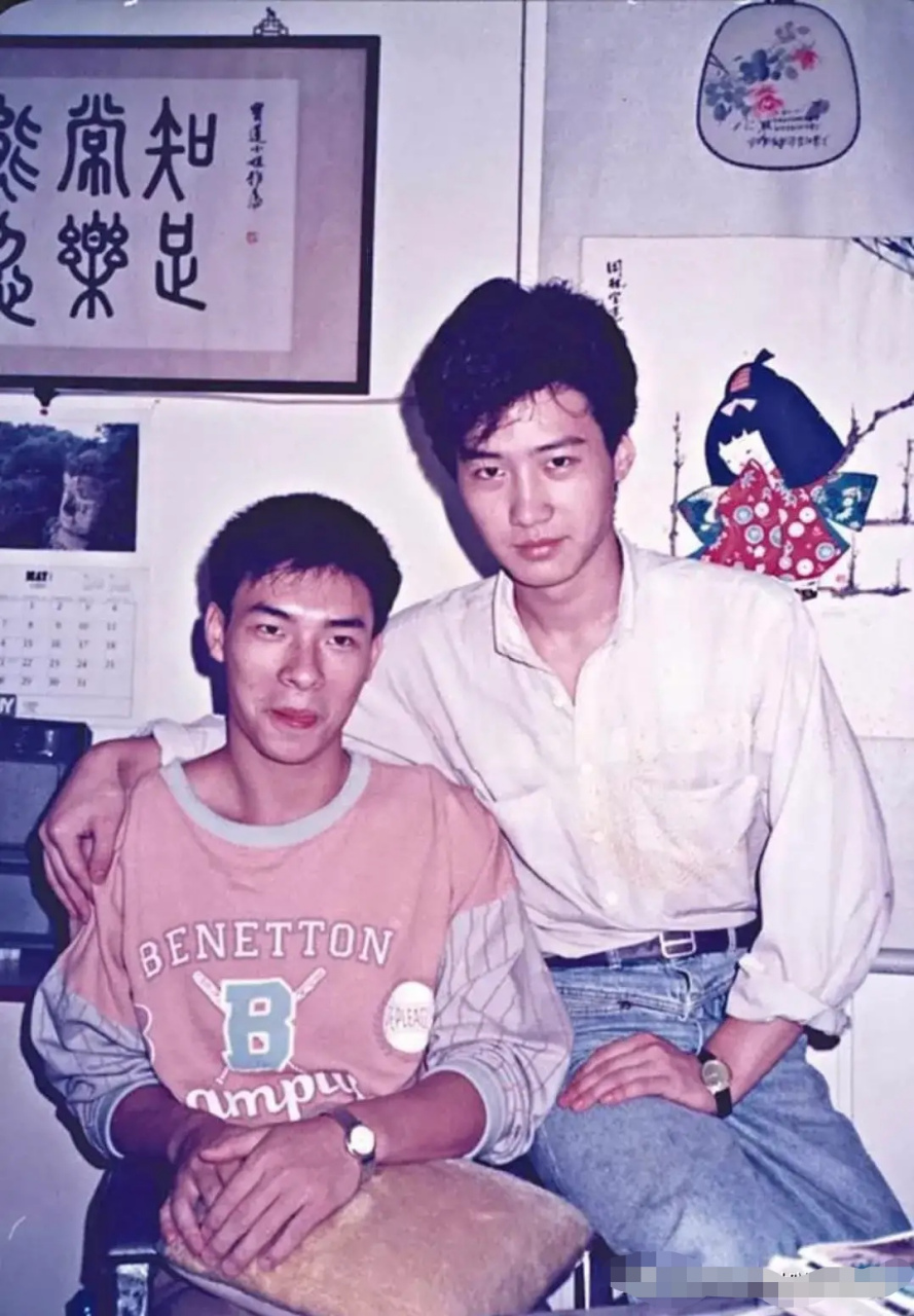 黎明i年轻的也太帅了吧,你们知道他旁边是谁吗?