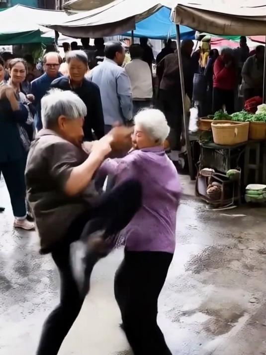 两老人在集市上打架