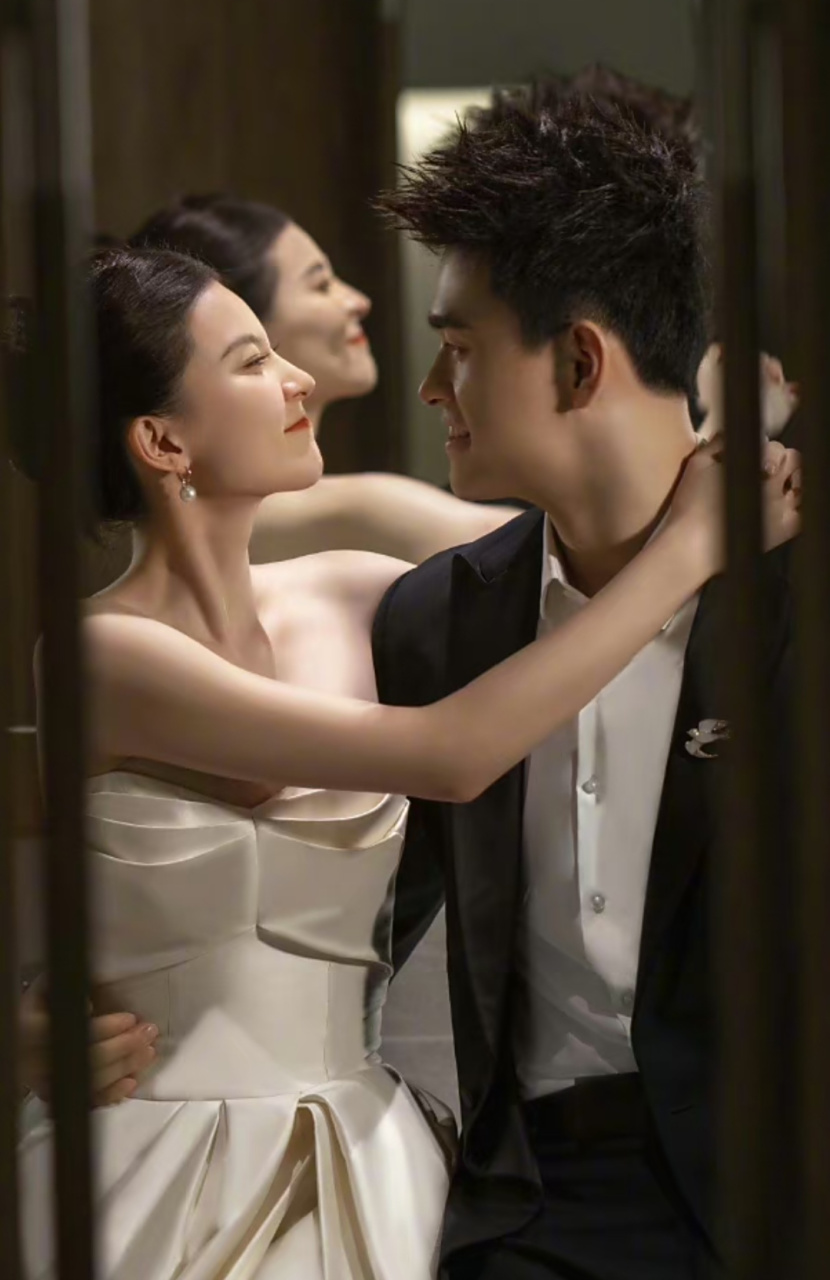 张豆豆晒老公视角美照,孙杨结了婚大方撒狗粮,新婚小两口一起吃火锅为