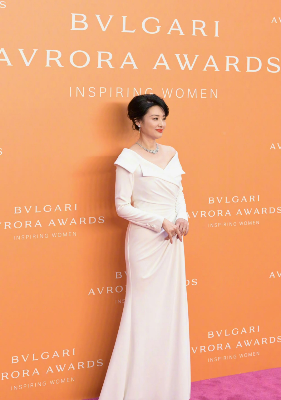 央视主持人周涛亮相宝格丽活动红毯,身穿白色长裙,知性优雅,端庄大气.