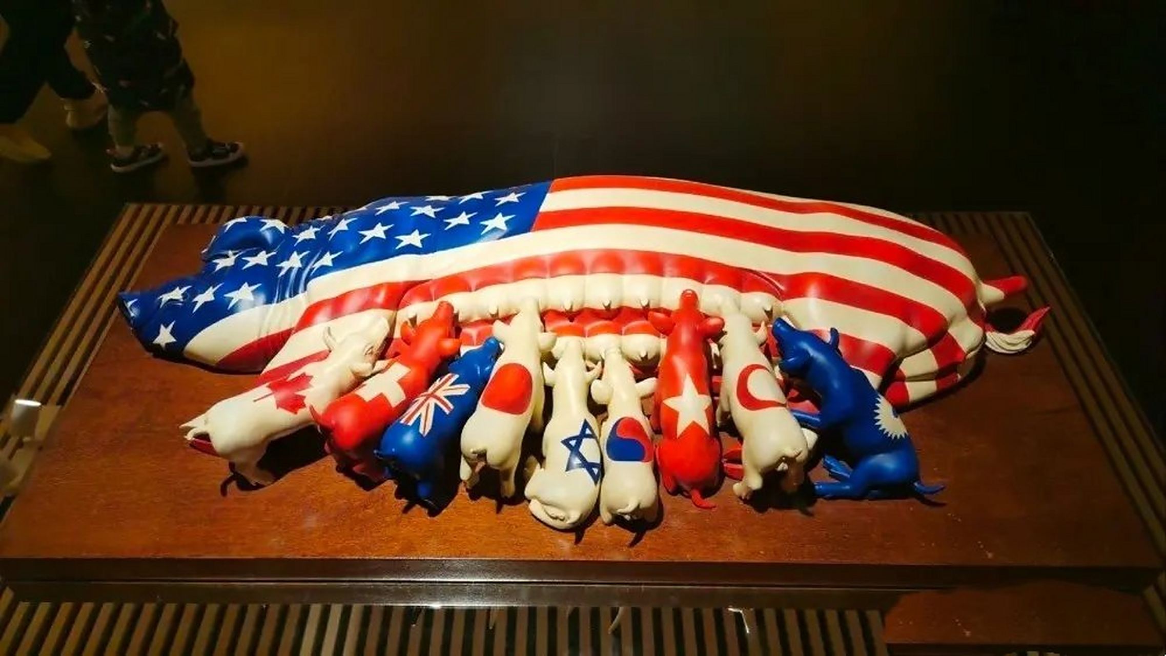 果然够奔放大胆,印尼这位艺术家的作品《依恋》,非常贴切"佩服"!