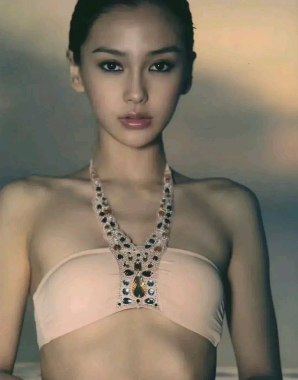 杨颖早期游泳照,一身粉色泳衣看起特别瘦小,偏暗色的皮肤让人以为是个