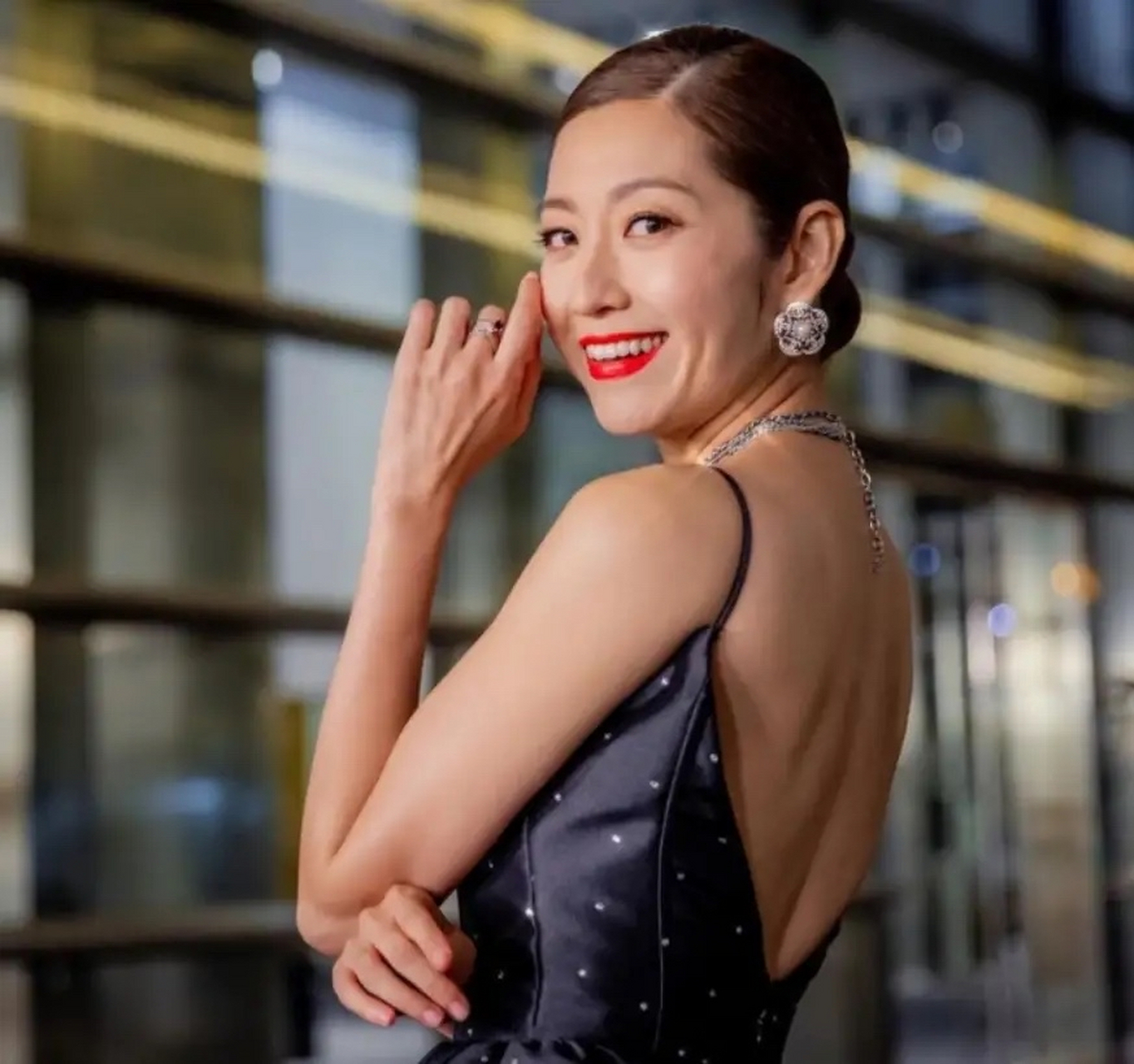 真是王炸,都是因为41岁tvb女星陈自瑶的一则广告动态意外引发了争议.