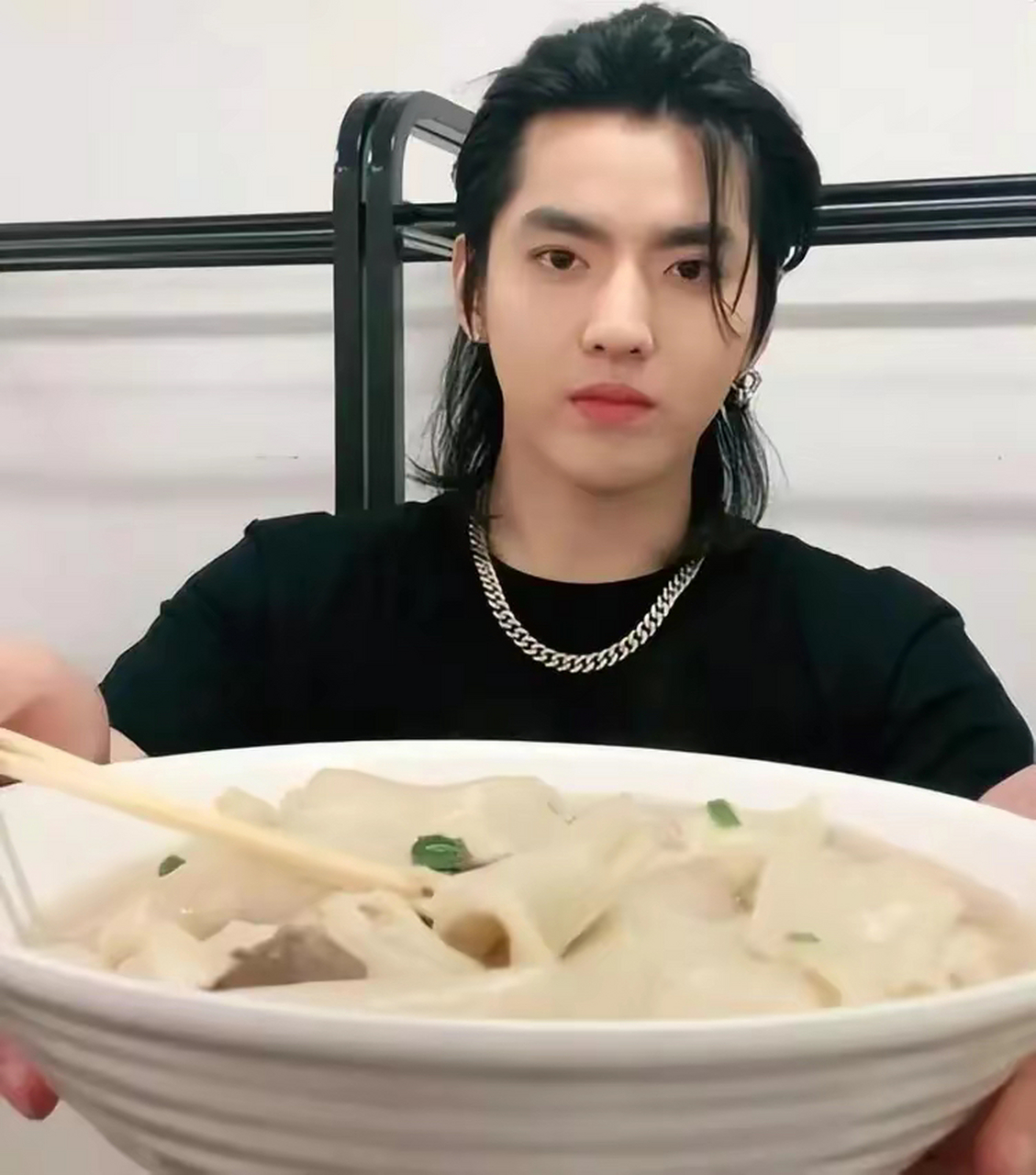 吴亦凡狱中发福当班长,母亲苦苦哀求成龙帮忙,专人照顾还写歌?