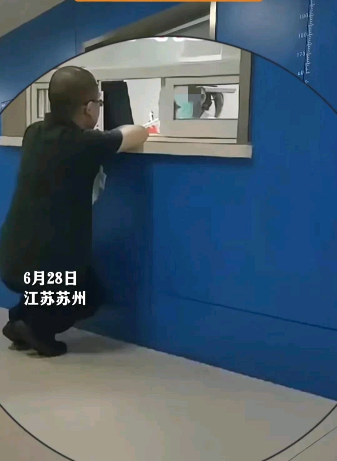 江苏苏州一医院再现丁义珍式窗口 病人半蹲登记 引网友激烈讨论