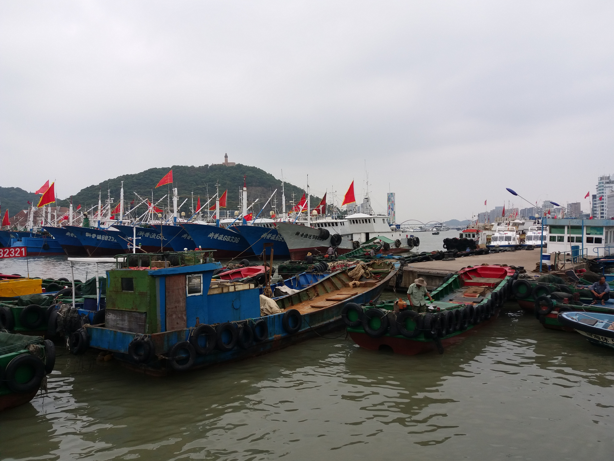 舟山沈家门渔港,是中国最大的天然渔港,也是世界三大渔港之一