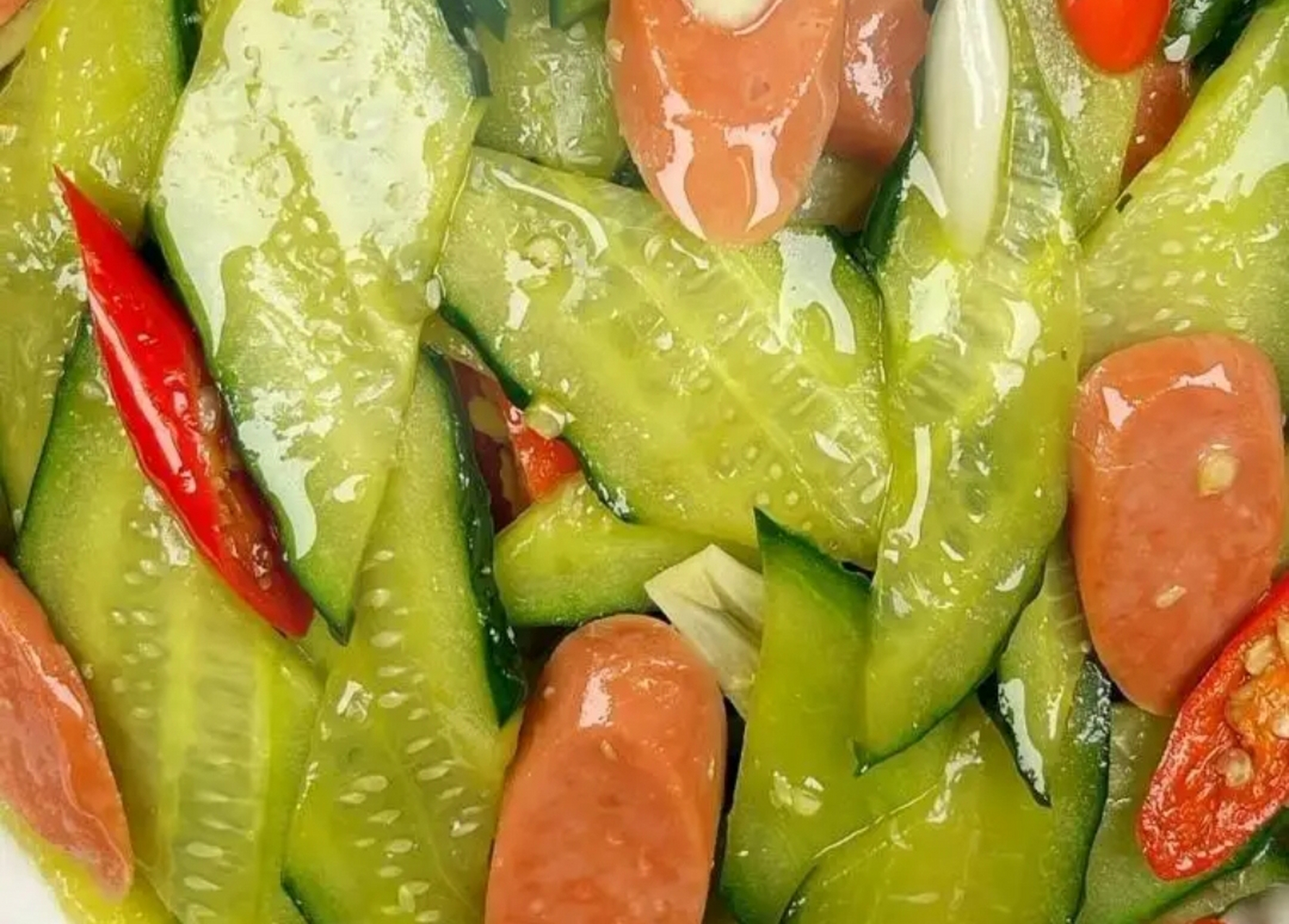 我的美食分享#  黄瓜炒火腿肠  食材:黄瓜,火腿,小米辣,蒜片.