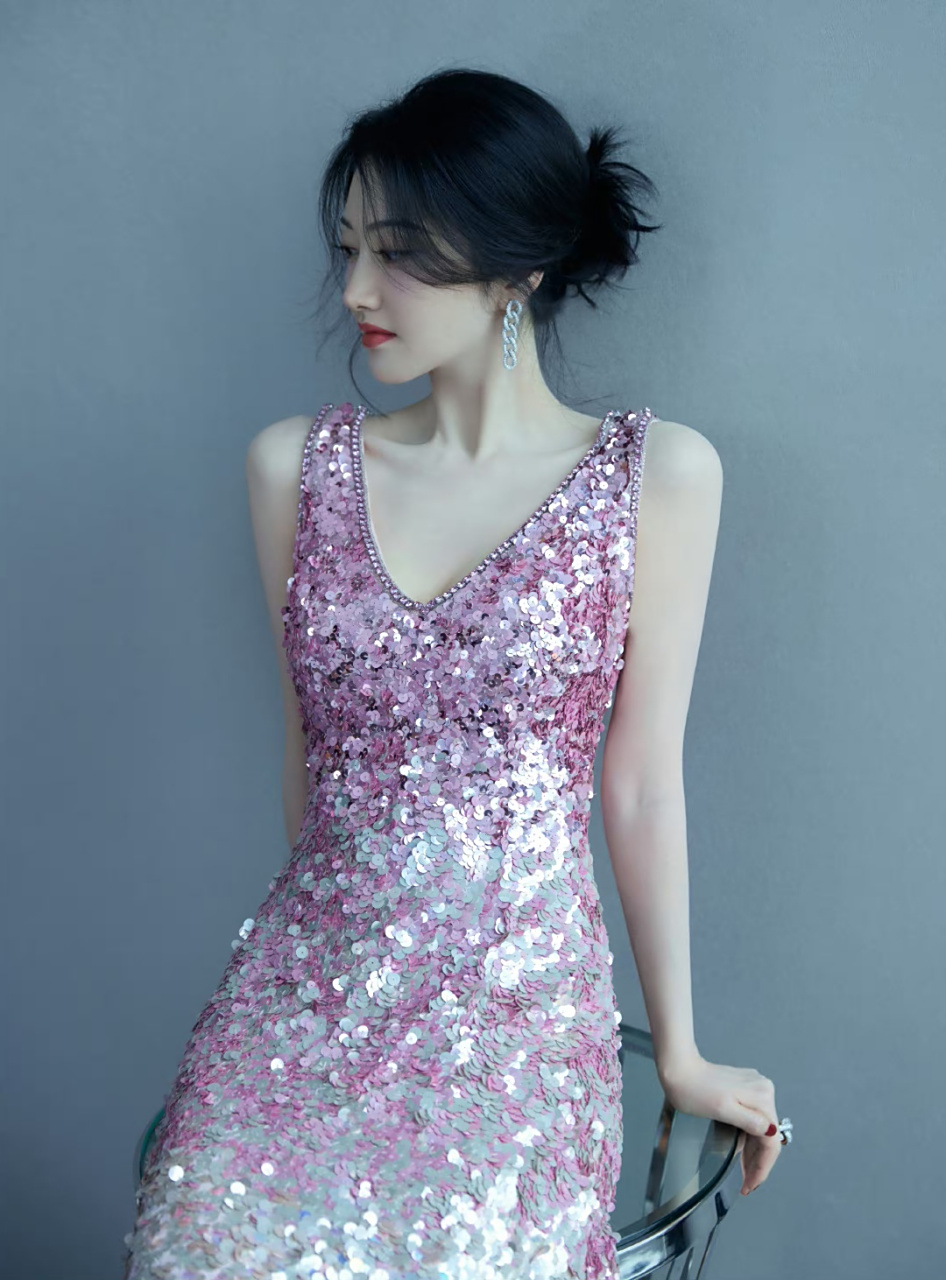景甜# 身穿粉色亮片吊带裙,肤白貌美的容颜,清纯妩媚,丰满傲人的事业