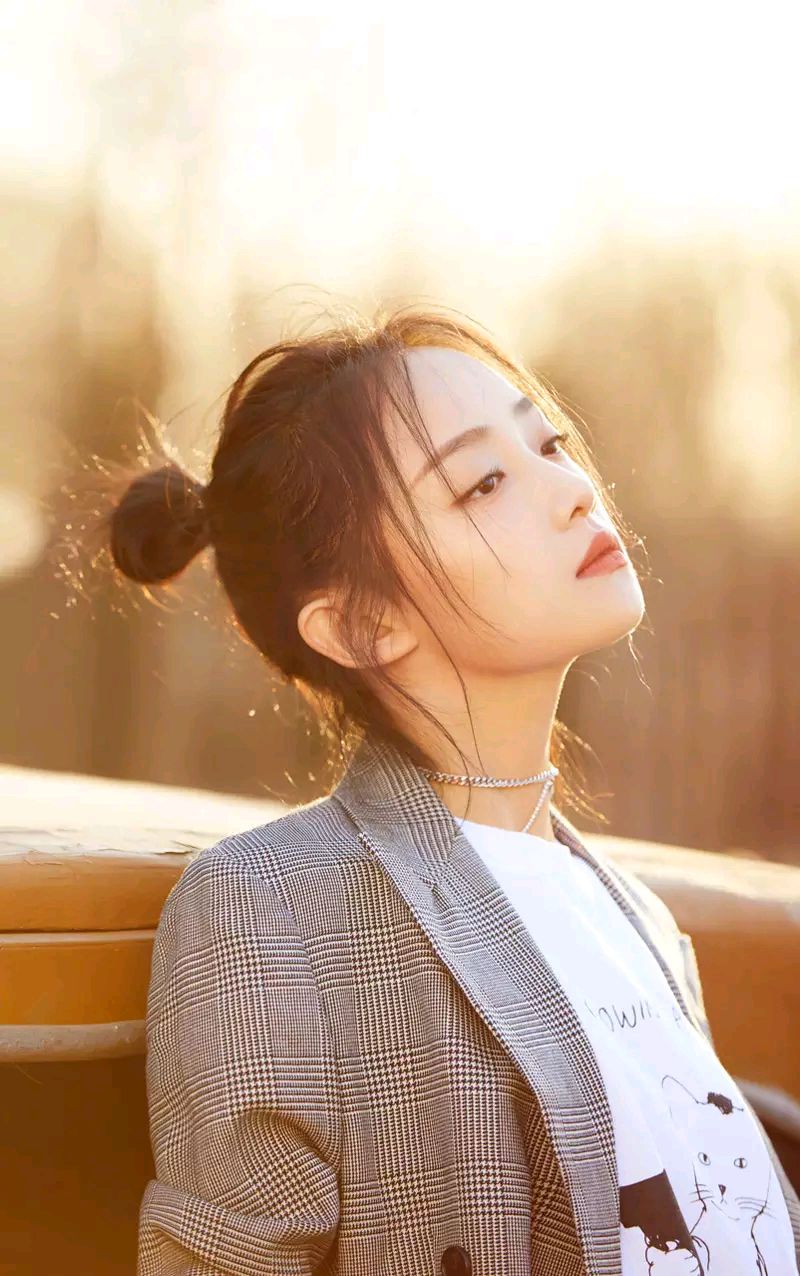 吴佳怡精美壁纸:清新脱俗,美丽大方!