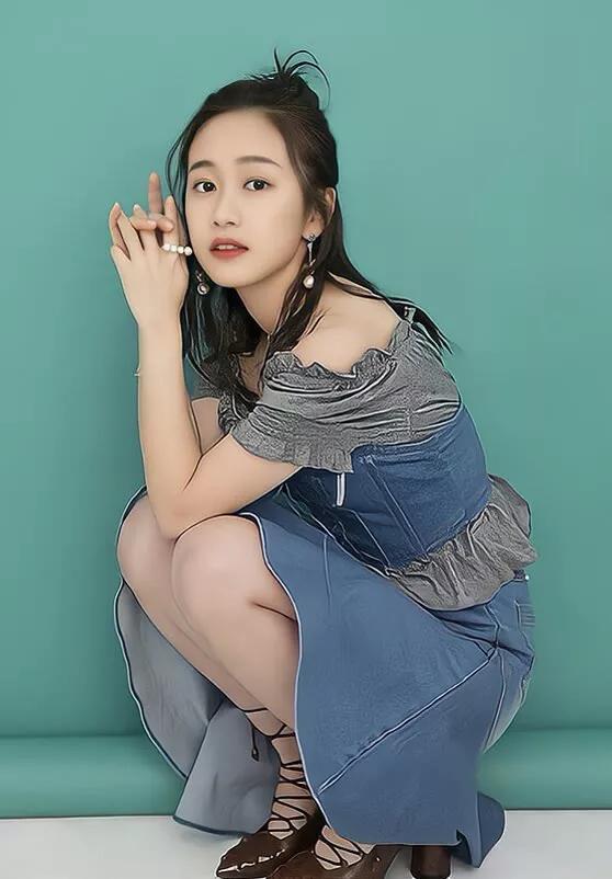 明星壁纸分享—刘美含