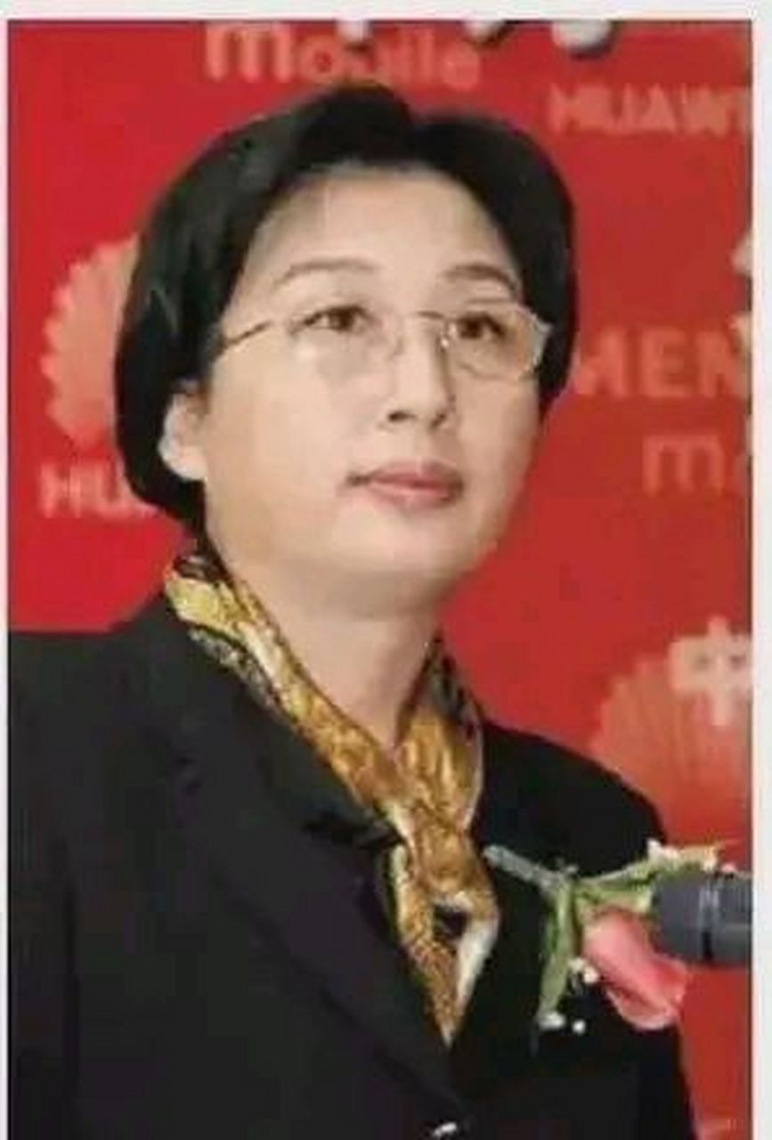 这是一张任正非先生的全家福照片,可以感觉到幸福满满!