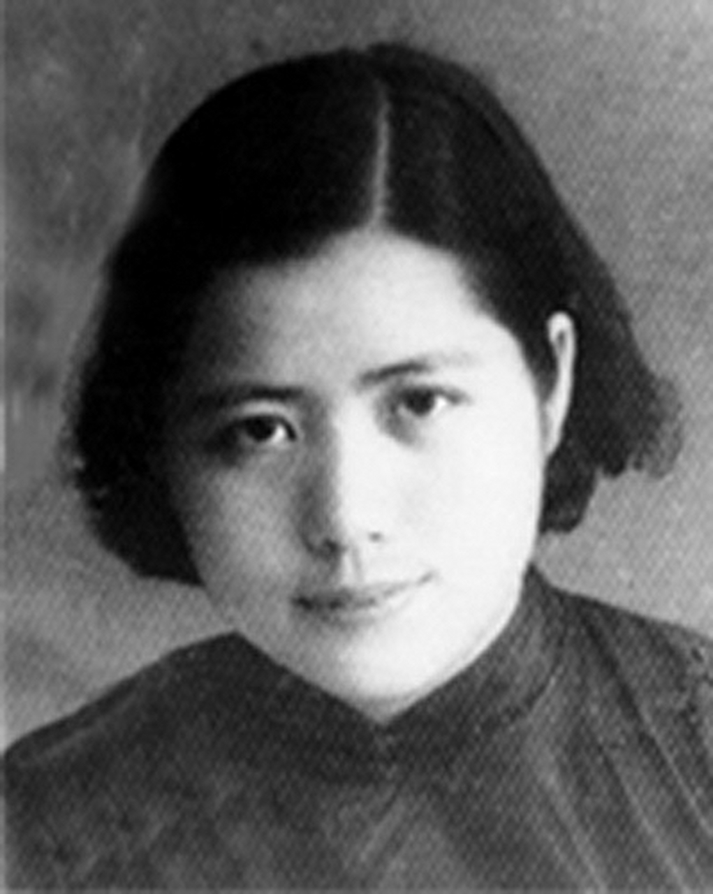 3万多敌人实行所谓"铁壁合围"战术,用数十架飞机配合,作梳篦式的扫荡