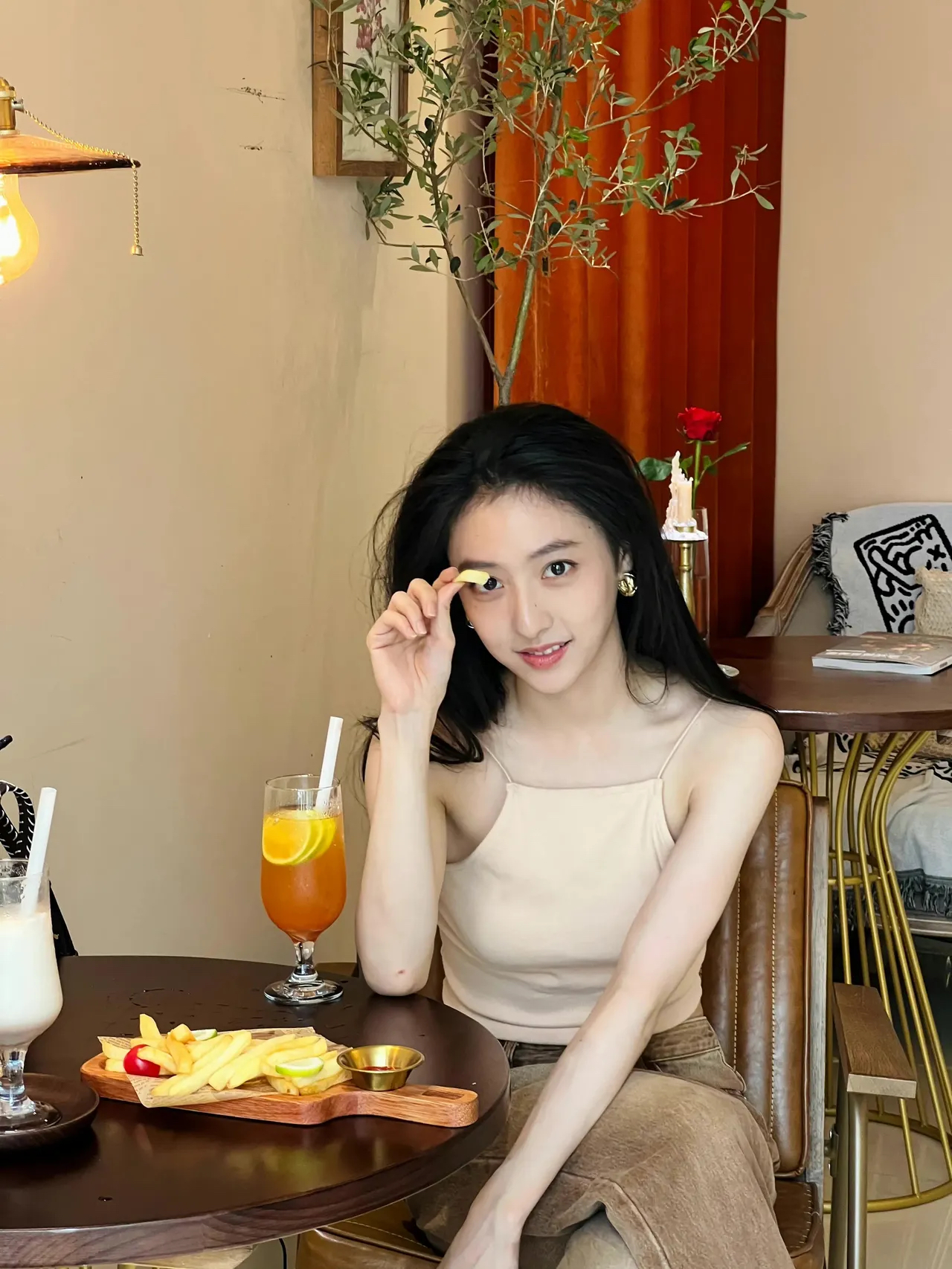 《人世间》玥玥的扮演者胡莲馨,手臂纤细,长发飘飘,美!