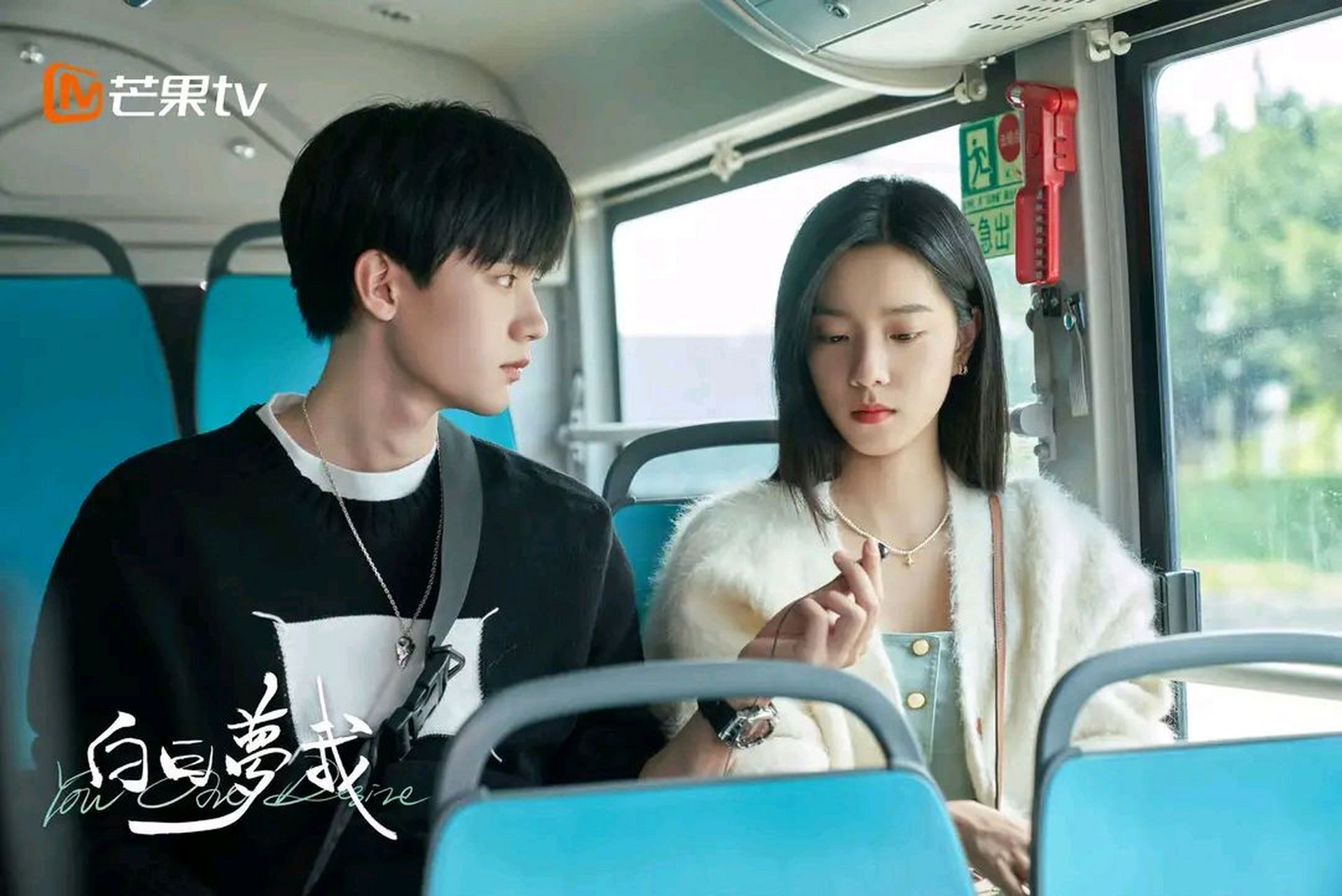 她班上有个班花,运动会的时候一直代表班级举牌,但林语惊转学后