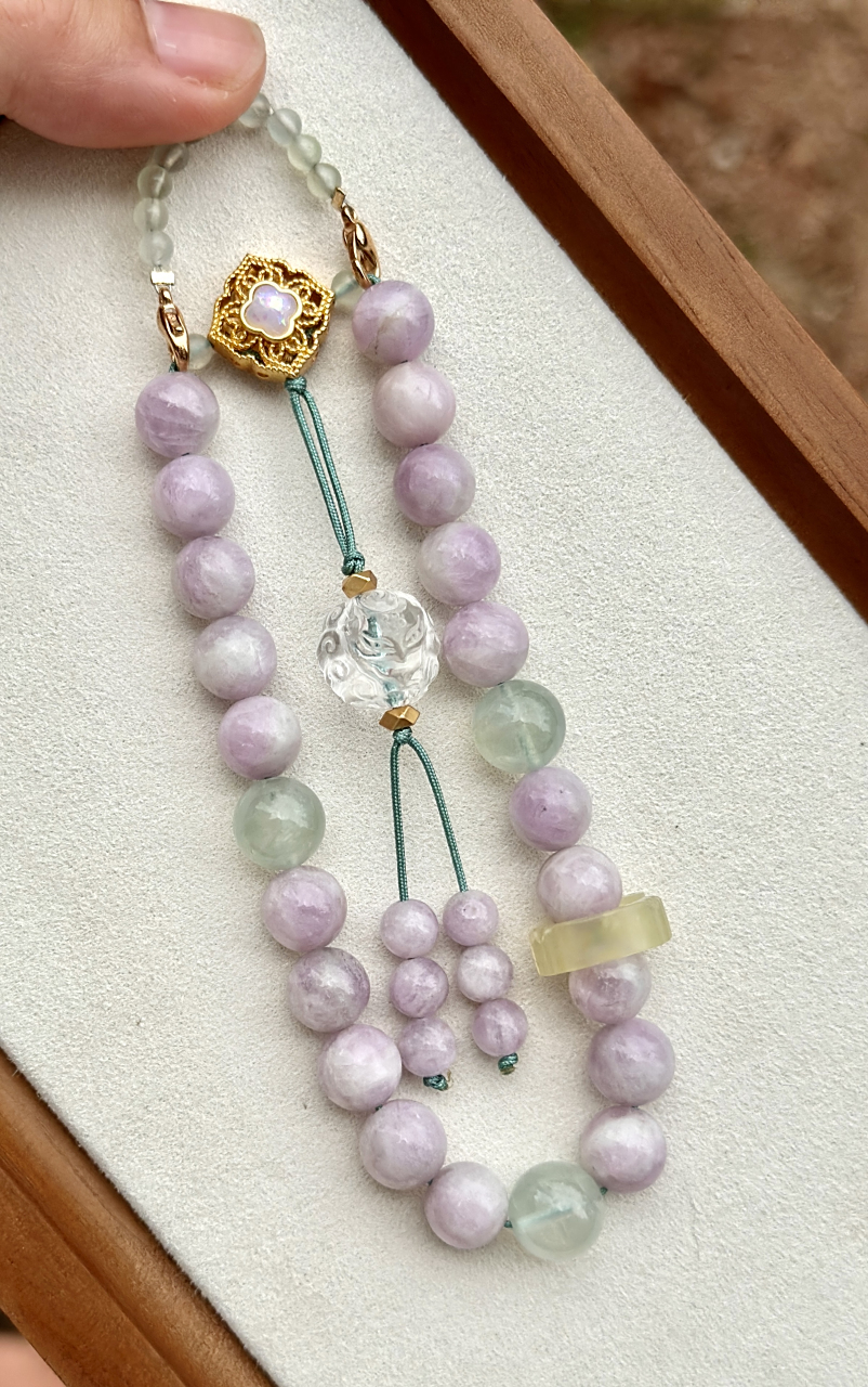 粉配绿的色系搭配,总是让人感觉莫名的心安[吃鲸]