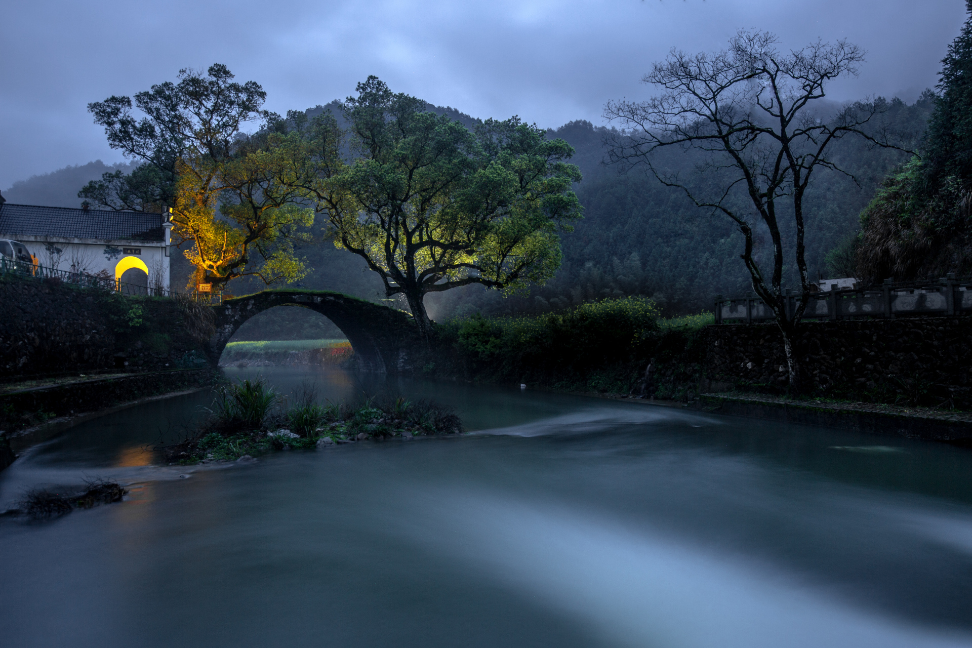 暮色下的石拱桥(摄于浙江省开化县马金镇) 每当夕阳西下,江南水乡暮色