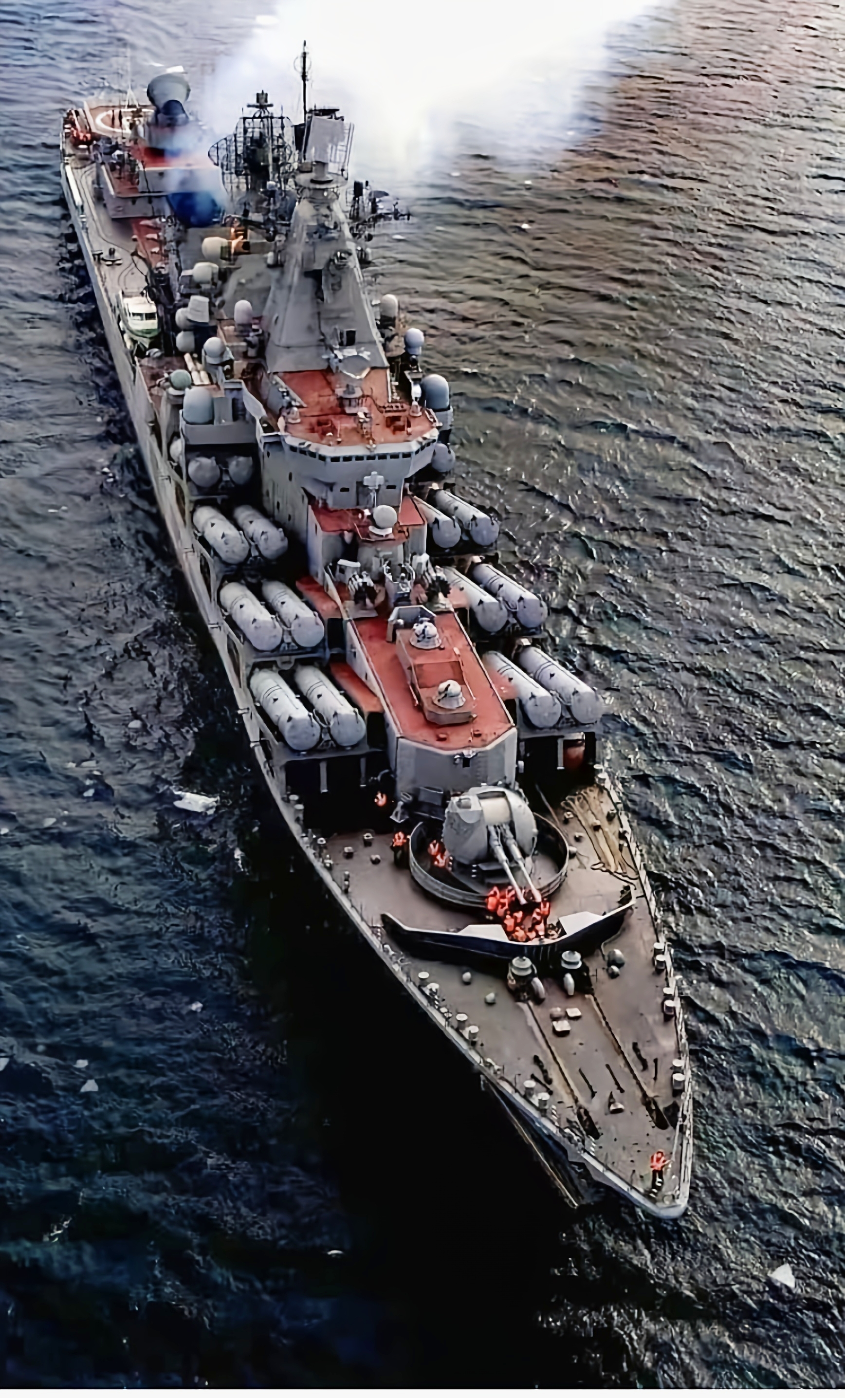 苏联的光荣级巡洋舰长度186.4米,宽度20