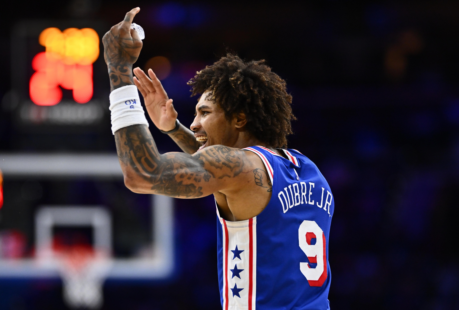 北京时间11月12日,76人球员乌布雷在自己家附近散步被车撞倒,随后被