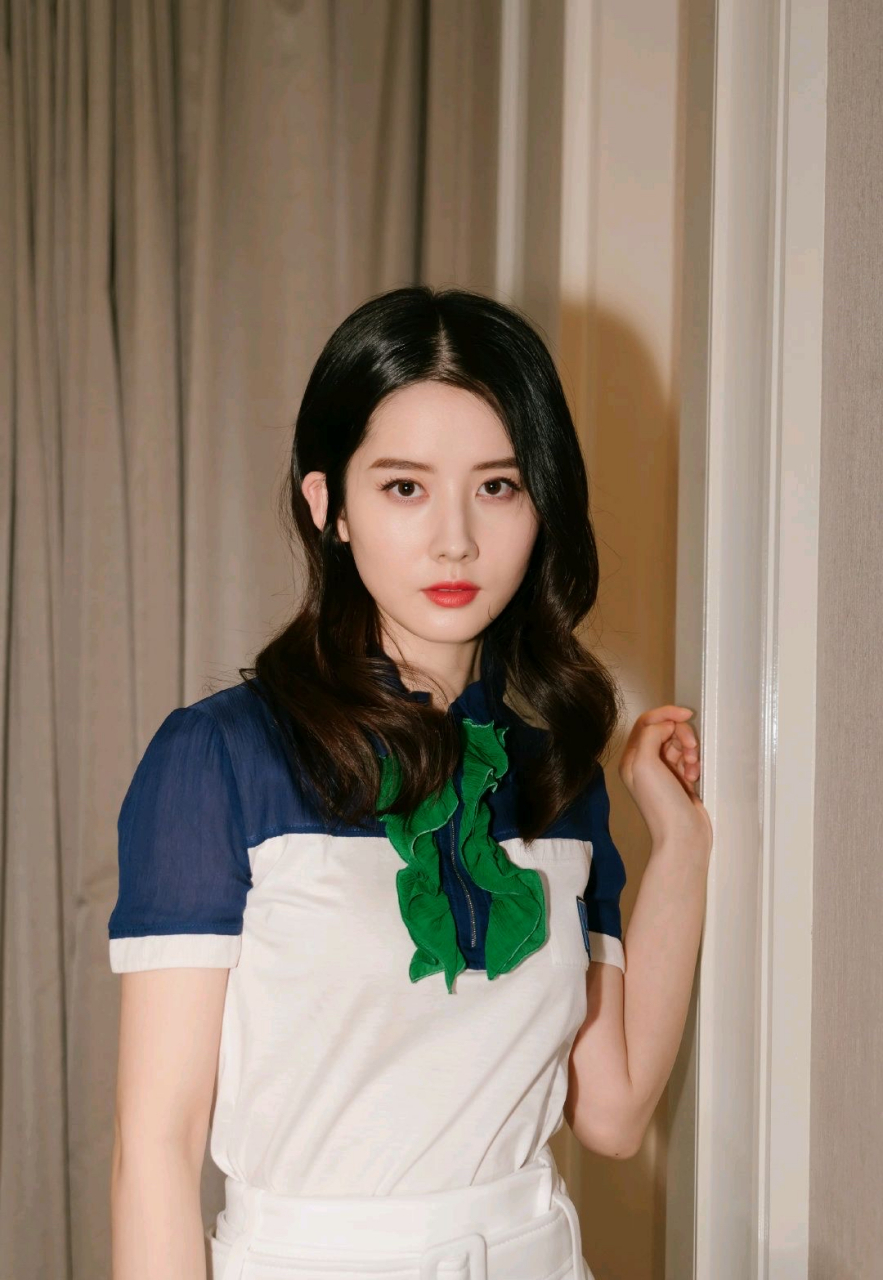 景如洋,1993年9月21日出生于辽宁省大连市,中国内地影视女演员.