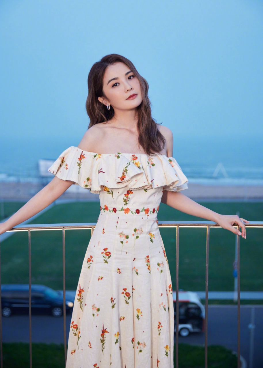 蔡卓妍# 一袭碎花抹胸裙,肤白貌美的脸蛋儿,丰满傲人的事业线,前凸后