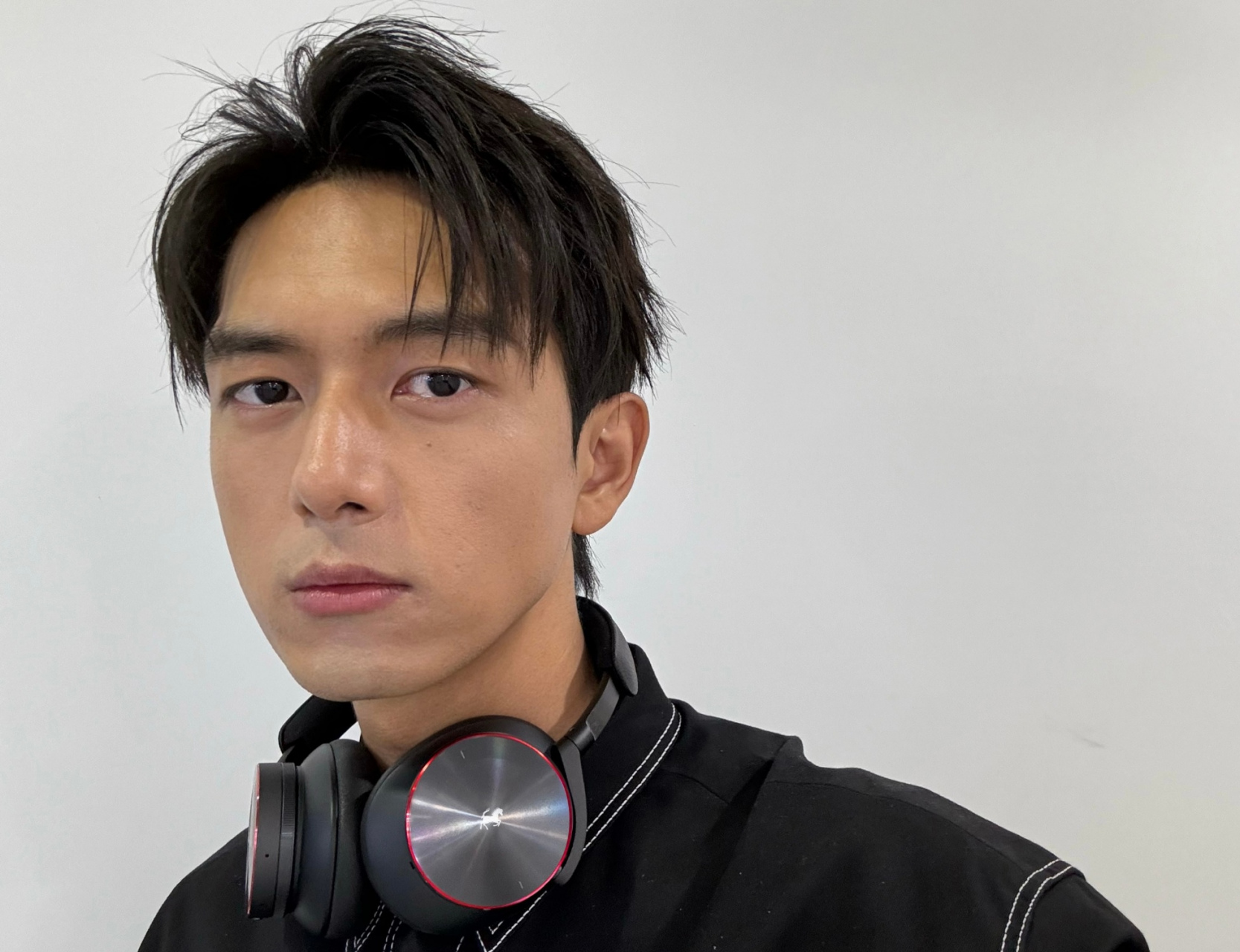 李现这三张自拍照还挺帅的嘛.