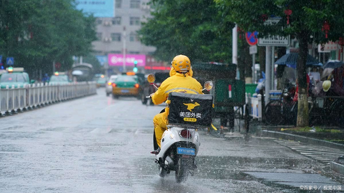 外卖小哥下雨送餐图片图片