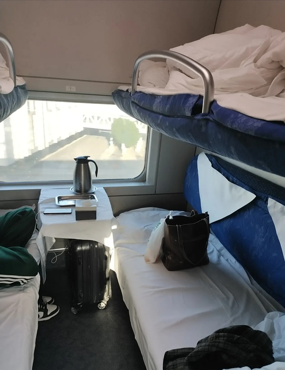 第一次坐动车卧铺,实话讲,睡是能睡,就是有点太尴尬.