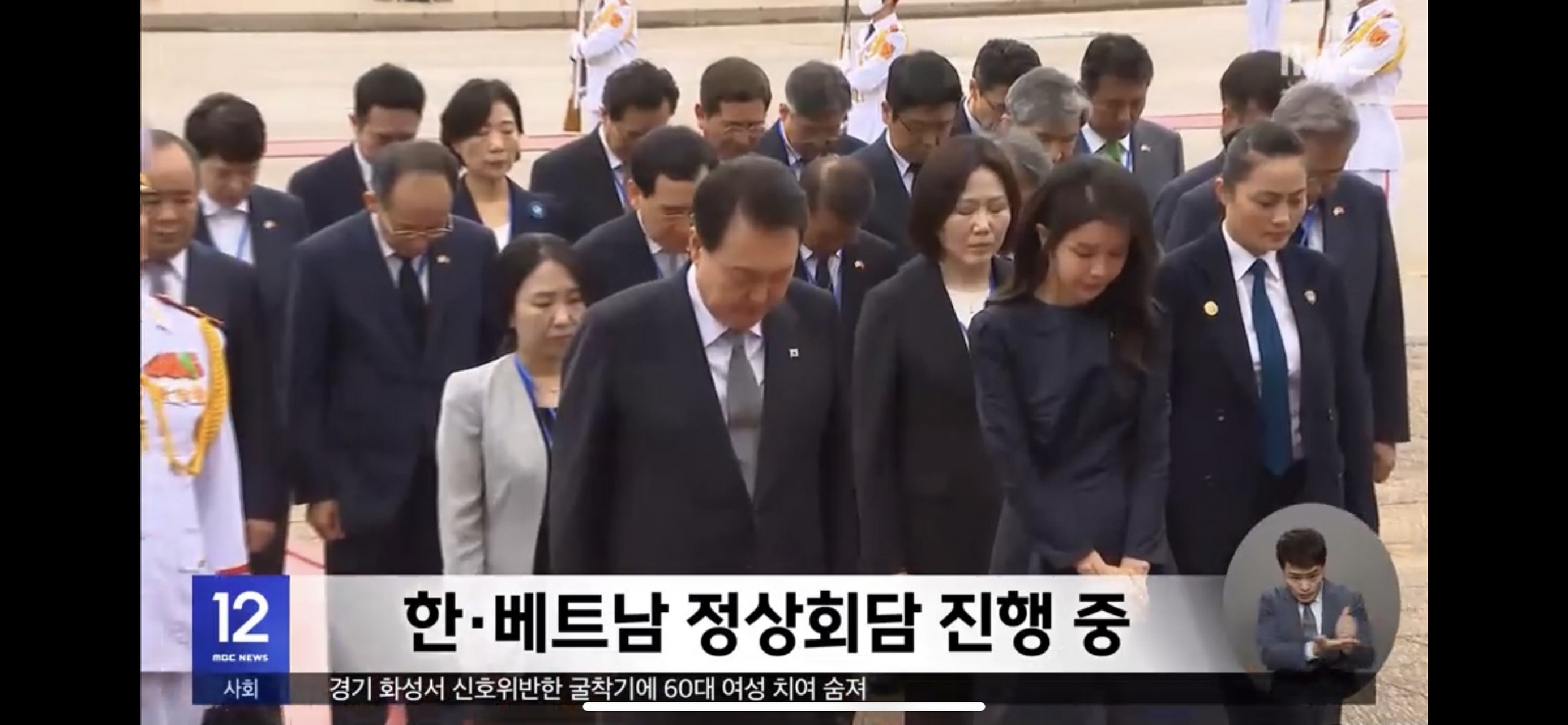 尹锡悦# 在给胡志明墓敬献花圈,参拜之后,获得了越南5万亿韩元的灾