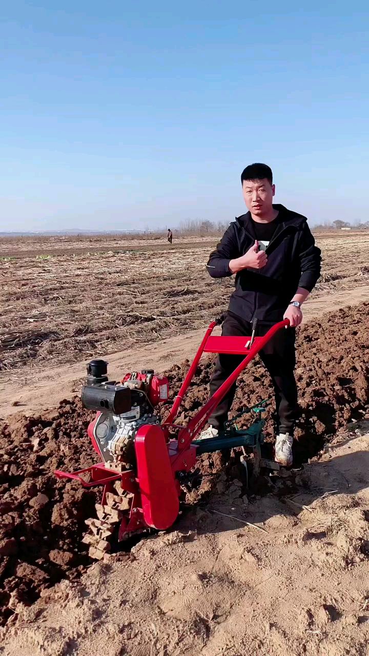 小红牛犁地机,适合南方山地水田旱田,抓地比较稳,轻轻松松2亩地.