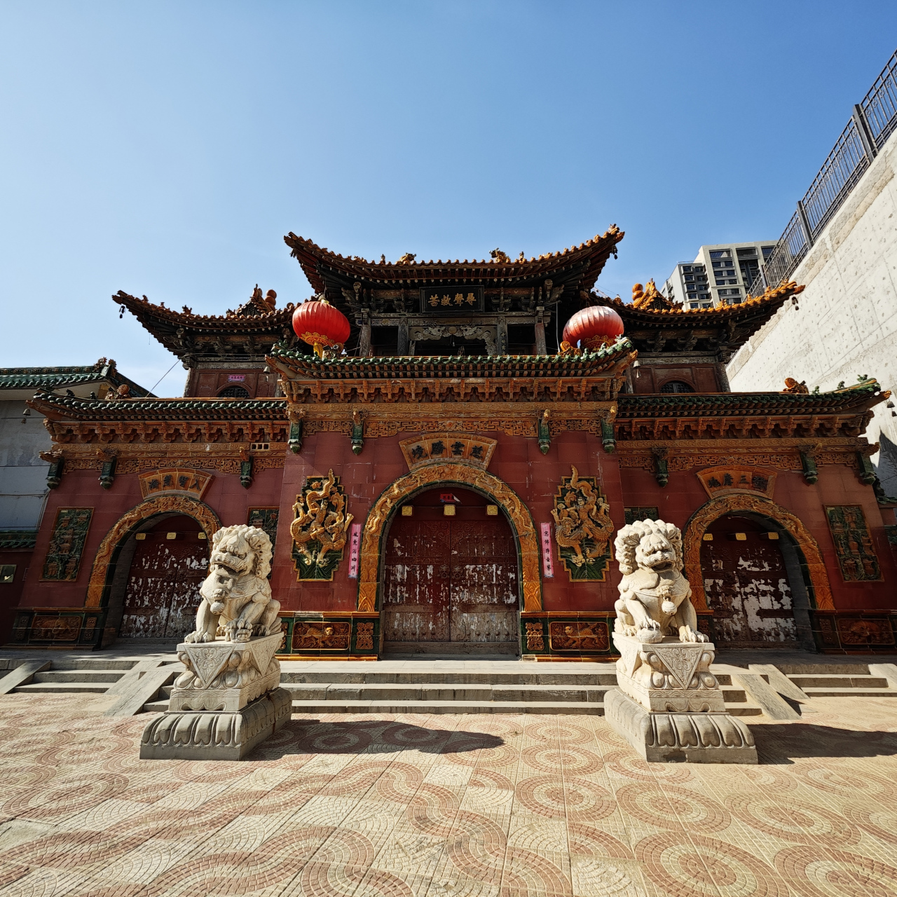 太原慈云寺琉璃山门,二层建筑,一层门洞采用三孔窑洞式券门.