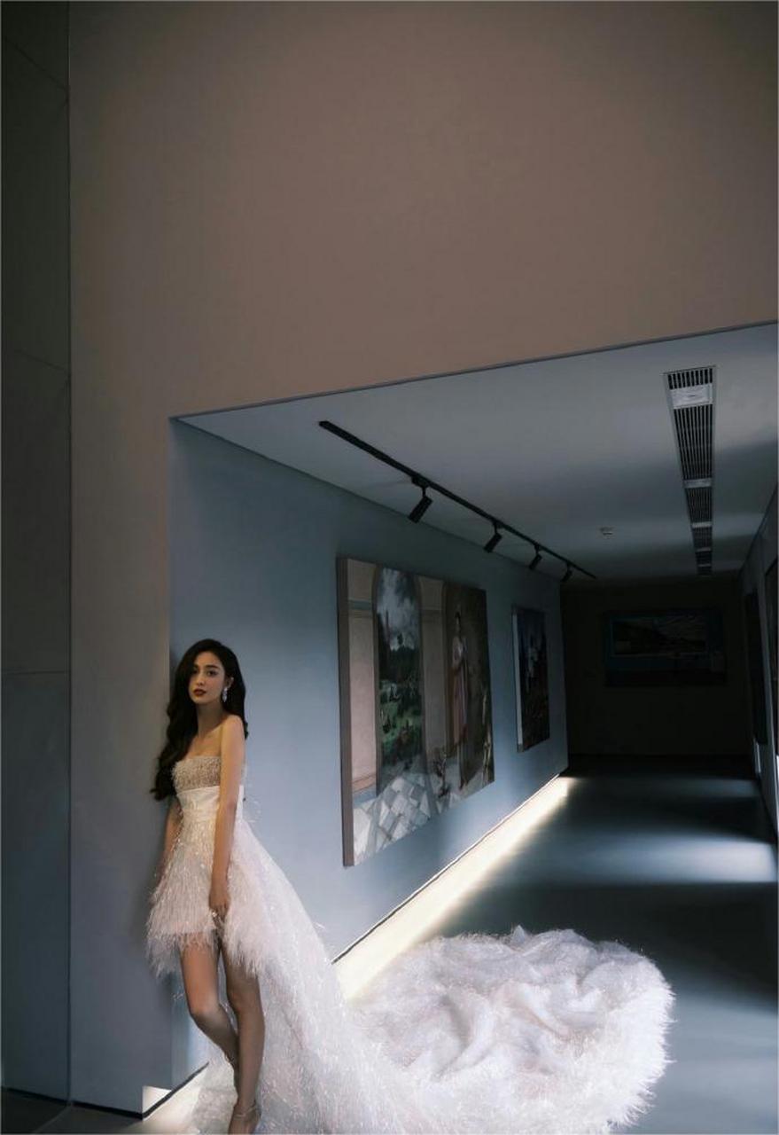 1,张钧甯现在交往的对象是圈外人,据说十分有钱.