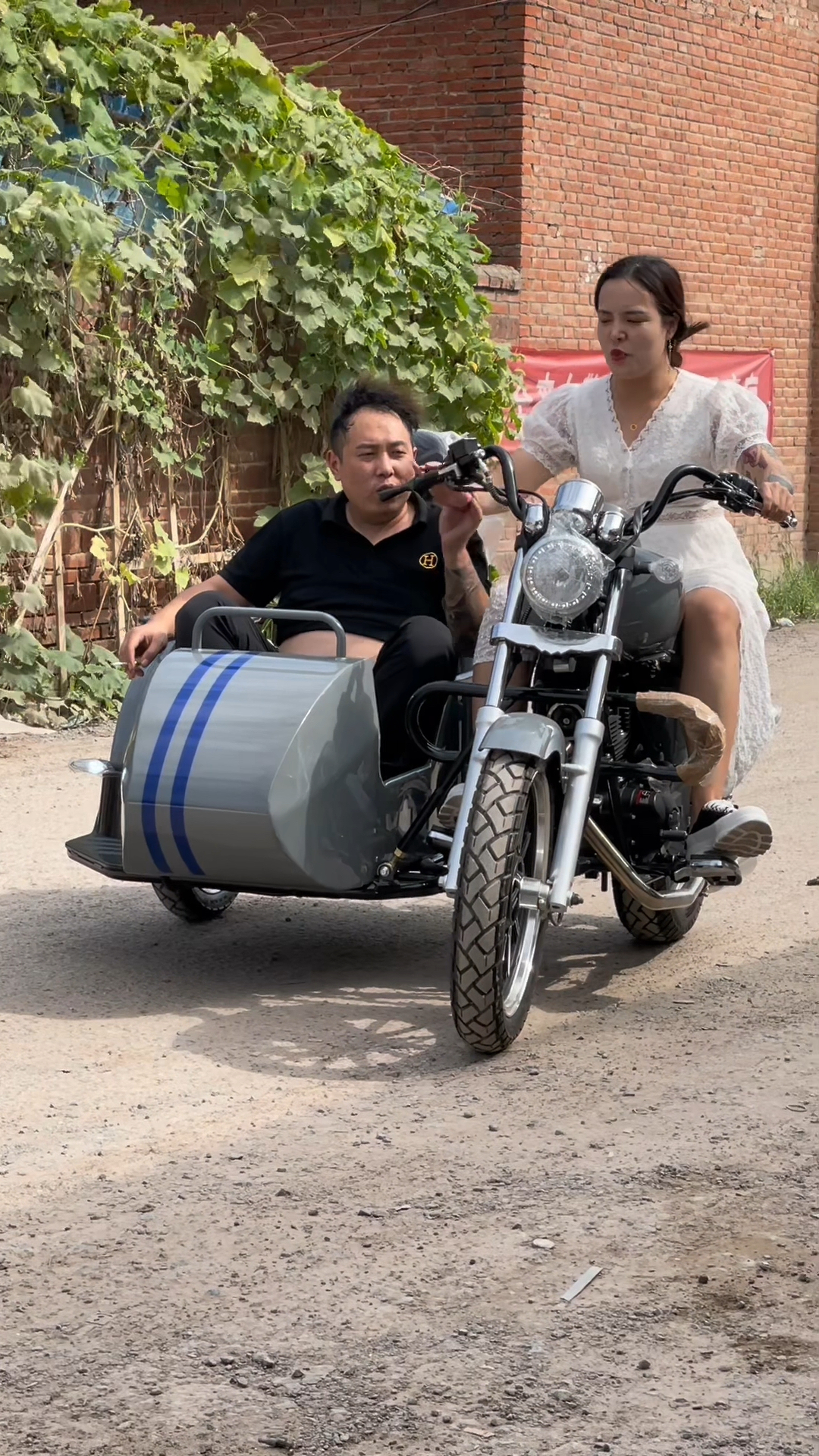 还是骑摩托车快乐15800侉子骑回家