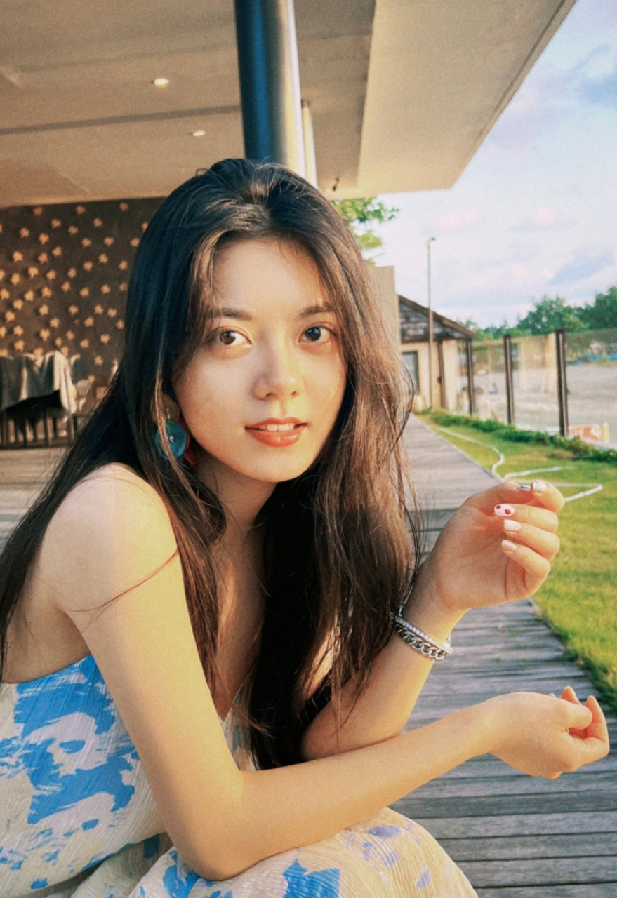 赵今麦在海边看日落,穿着蓝色印花裙蹲在地上氛围感满满,夕阳就是自然