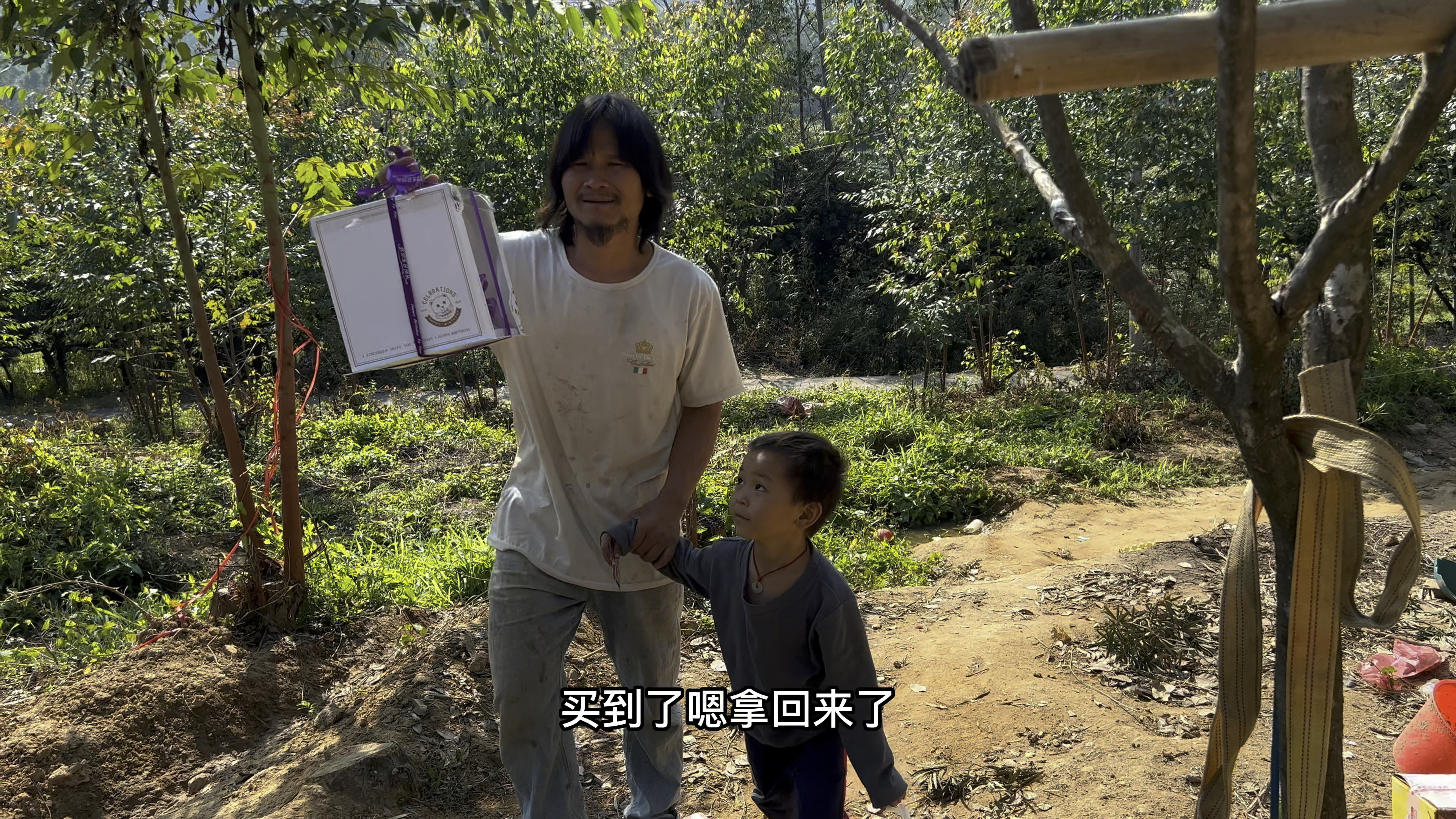 广西姑娘一家七口上街购物给宝宝过生日,看看他们都买了点什么