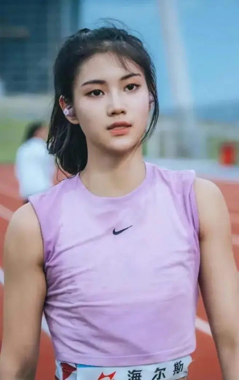 73米,别名女版刘翔,世界冠军刘翔的同门师妹,北京体育大学学霸,国家级
