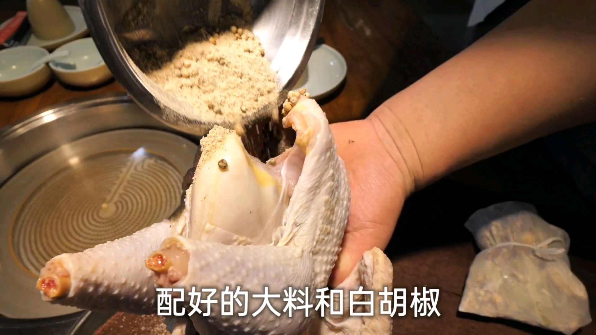 在郑州第一次吃猪肚鸡,真的是一个猪肚包一只鸡,看看怎么做的