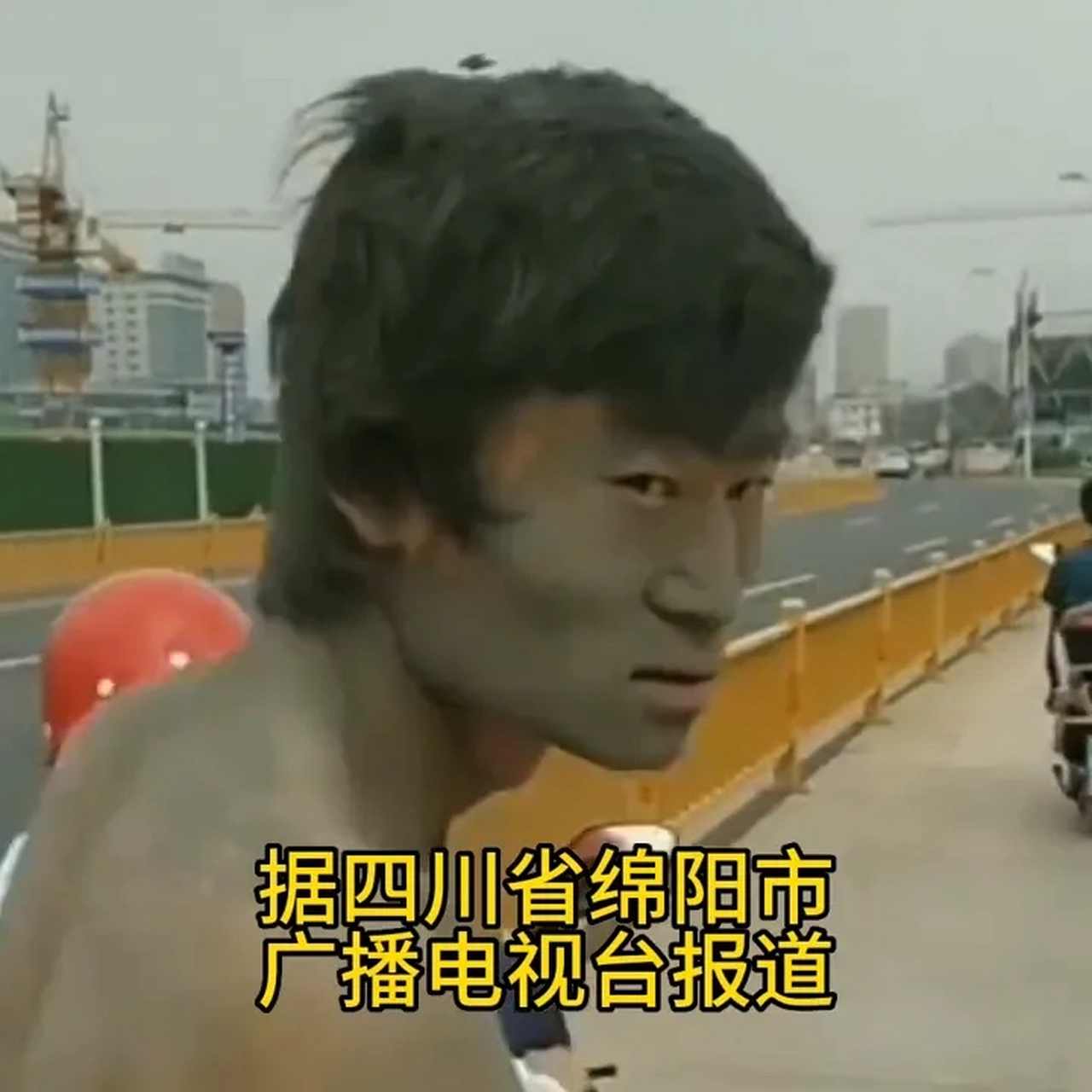 为了筹集大学学费,陈亮每天要工作14个小时,暑假期间在民宿做暑假工