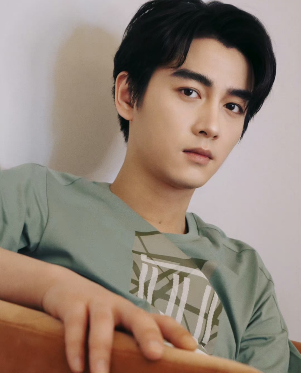 陈晓参加新作品直播活动,星眉剑目英气十足,他的颜值