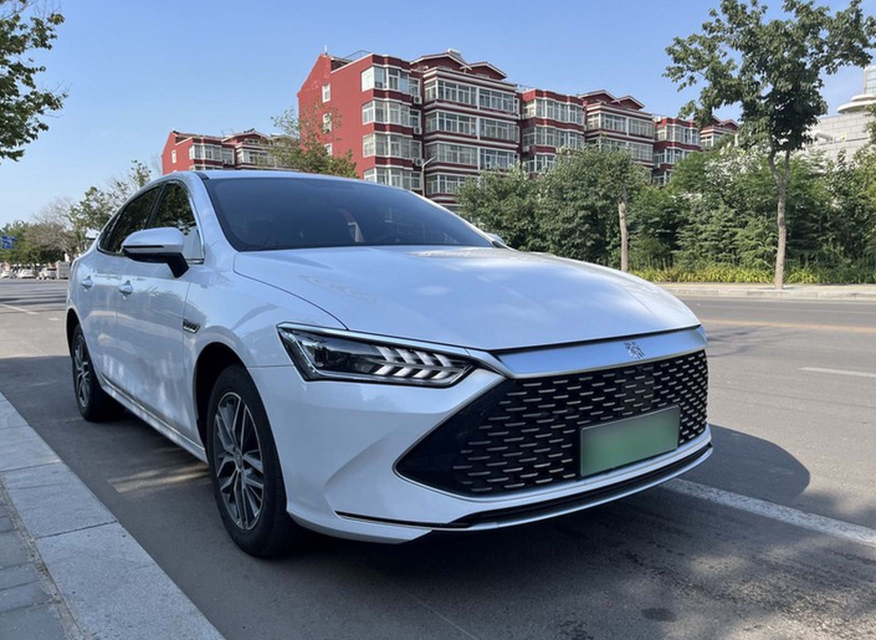 比亚迪秦plus相对于现代伊兰特具有明显优势,包括混合动力系统,低维修