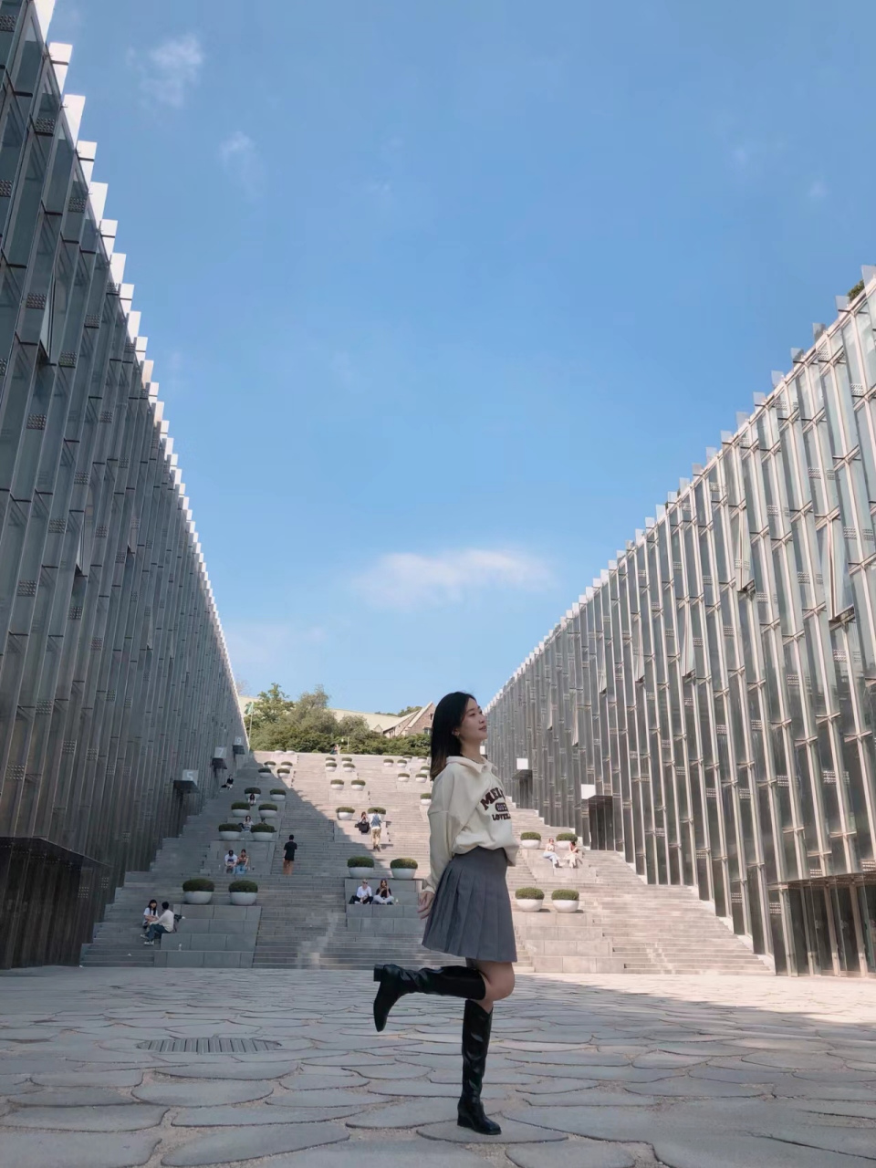 韩国梨花女子大学  学校很漂亮,很好奇这里有男生吗?