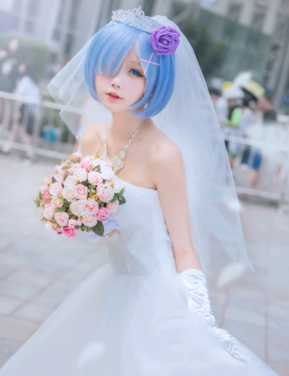 在漫展上穿纯白花嫁的雷姆,好想牵起她的手,问一句愿意嫁给我吗